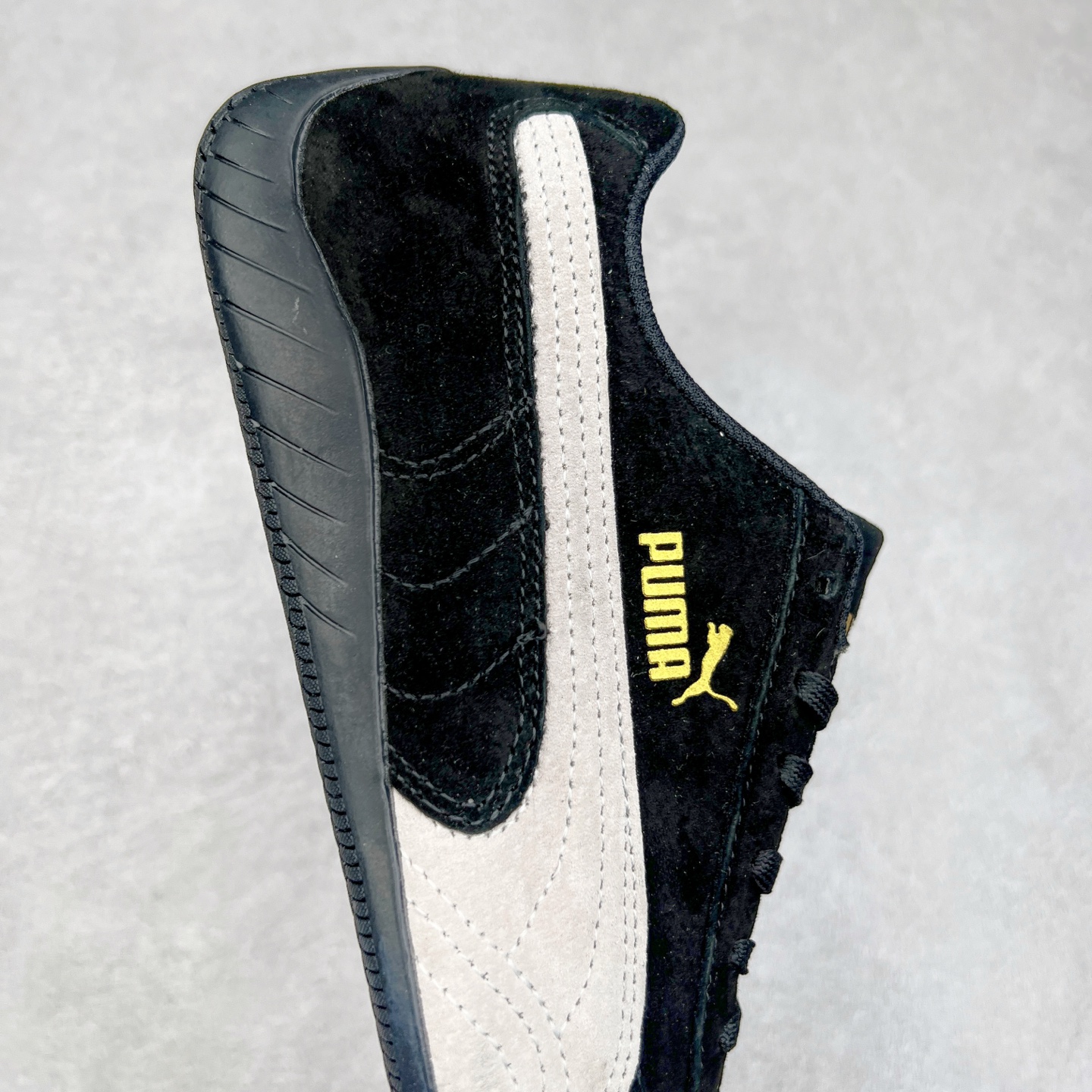 图片[6]-＃特价福利 PUMA Speedca OG 彪马极速赛车系列低帮德训风拼接复古百搭休闲运动赛车鞋 鞋款从80、90年代赛车手所穿的防火赛车鞋为原型，鞋身线条模仿了赛车的流线廓形，体现了空气动力学原理的结构。简约流畅的外观，恰好又和贯穿其中的Formstrip Logo融合恰到好处，视觉上细节丰富且协调。本次Speedcat OG鞋款归来，最大看点自然式保留了窄版鞋型以及薄底构造。这两年各品牌鞋底越做越厚，Speedcat反其道而行之，上脚几乎无鞋底的效果带来耳目一新的视觉体验。鞋面依旧是以质感细腻的麂皮材质打造，并且大面积近乎全包裹的使用，复古味道也愈发浓烈。配色上更是将最原始的黑色和红色带回，向F1赛车队的标志性队服致敬。相信让各位一眼种草的更多是出挑的大红色，上脚即可瞬间点亮整体造型，在以球鞋为核心的OOTD中脱颖而出。而另一款黑色则是低调的万金油，彰显新潮个性的同时又不喧宾夺主，也是热爱简约系穿搭朋友的首选。 尺码：35.5 36 37 37.5 38 38.5 39 40 40.5 41 42 42.5 43 44 44.5 45-选品中心