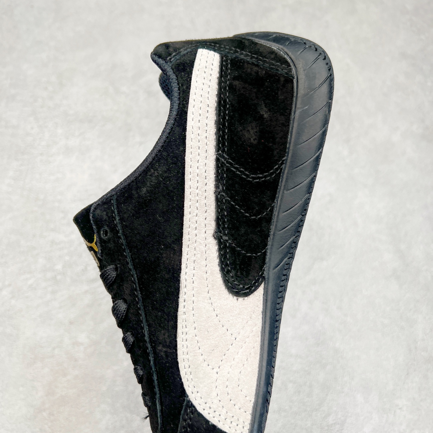 图片[7]-＃特价福利 PUMA Speedca OG 彪马极速赛车系列低帮德训风拼接复古百搭休闲运动赛车鞋 鞋款从80、90年代赛车手所穿的防火赛车鞋为原型，鞋身线条模仿了赛车的流线廓形，体现了空气动力学原理的结构。简约流畅的外观，恰好又和贯穿其中的Formstrip Logo融合恰到好处，视觉上细节丰富且协调。本次Speedcat OG鞋款归来，最大看点自然式保留了窄版鞋型以及薄底构造。这两年各品牌鞋底越做越厚，Speedcat反其道而行之，上脚几乎无鞋底的效果带来耳目一新的视觉体验。鞋面依旧是以质感细腻的麂皮材质打造，并且大面积近乎全包裹的使用，复古味道也愈发浓烈。配色上更是将最原始的黑色和红色带回，向F1赛车队的标志性队服致敬。相信让各位一眼种草的更多是出挑的大红色，上脚即可瞬间点亮整体造型，在以球鞋为核心的OOTD中脱颖而出。而另一款黑色则是低调的万金油，彰显新潮个性的同时又不喧宾夺主，也是热爱简约系穿搭朋友的首选。 尺码：35.5 36 37 37.5 38 38.5 39 40 40.5 41 42 42.5 43 44 44.5 45-选品中心