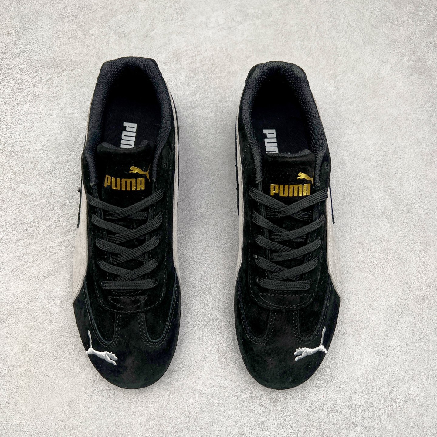 图片[2]-＃特价福利 PUMA Speedca OG 彪马极速赛车系列低帮德训风拼接复古百搭休闲运动赛车鞋 鞋款从80、90年代赛车手所穿的防火赛车鞋为原型，鞋身线条模仿了赛车的流线廓形，体现了空气动力学原理的结构。简约流畅的外观，恰好又和贯穿其中的Formstrip Logo融合恰到好处，视觉上细节丰富且协调。本次Speedcat OG鞋款归来，最大看点自然式保留了窄版鞋型以及薄底构造。这两年各品牌鞋底越做越厚，Speedcat反其道而行之，上脚几乎无鞋底的效果带来耳目一新的视觉体验。鞋面依旧是以质感细腻的麂皮材质打造，并且大面积近乎全包裹的使用，复古味道也愈发浓烈。配色上更是将最原始的黑色和红色带回，向F1赛车队的标志性队服致敬。相信让各位一眼种草的更多是出挑的大红色，上脚即可瞬间点亮整体造型，在以球鞋为核心的OOTD中脱颖而出。而另一款黑色则是低调的万金油，彰显新潮个性的同时又不喧宾夺主，也是热爱简约系穿搭朋友的首选。 尺码：35.5 36 37 37.5 38 38.5 39 40 40.5 41 42 42.5 43 44 44.5 45-选品中心