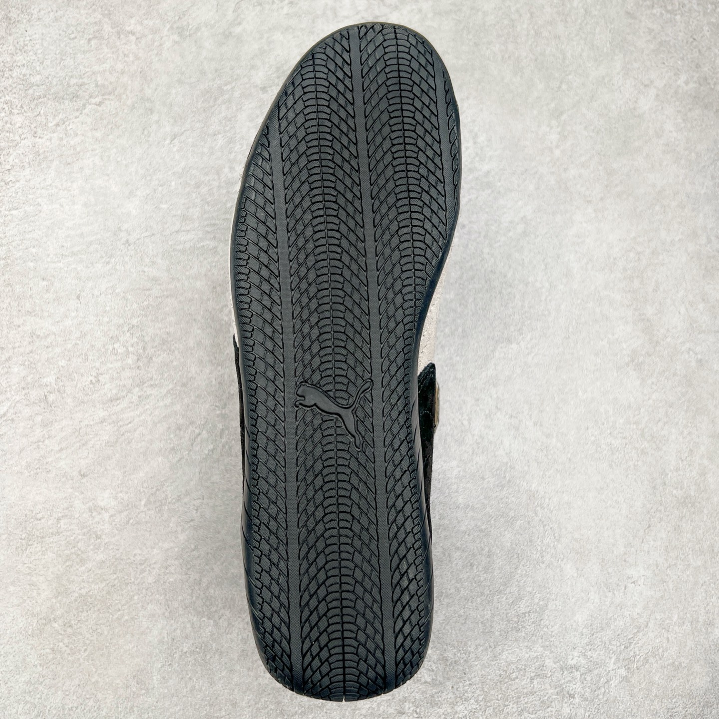 图片[9]-＃特价福利 PUMA Speedca OG 彪马极速赛车系列低帮德训风拼接复古百搭休闲运动赛车鞋 鞋款从80、90年代赛车手所穿的防火赛车鞋为原型，鞋身线条模仿了赛车的流线廓形，体现了空气动力学原理的结构。简约流畅的外观，恰好又和贯穿其中的Formstrip Logo融合恰到好处，视觉上细节丰富且协调。本次Speedcat OG鞋款归来，最大看点自然式保留了窄版鞋型以及薄底构造。这两年各品牌鞋底越做越厚，Speedcat反其道而行之，上脚几乎无鞋底的效果带来耳目一新的视觉体验。鞋面依旧是以质感细腻的麂皮材质打造，并且大面积近乎全包裹的使用，复古味道也愈发浓烈。配色上更是将最原始的黑色和红色带回，向F1赛车队的标志性队服致敬。相信让各位一眼种草的更多是出挑的大红色，上脚即可瞬间点亮整体造型，在以球鞋为核心的OOTD中脱颖而出。而另一款黑色则是低调的万金油，彰显新潮个性的同时又不喧宾夺主，也是热爱简约系穿搭朋友的首选。 尺码：35.5 36 37 37.5 38 38.5 39 40 40.5 41 42 42.5 43 44 44.5 45-选品中心