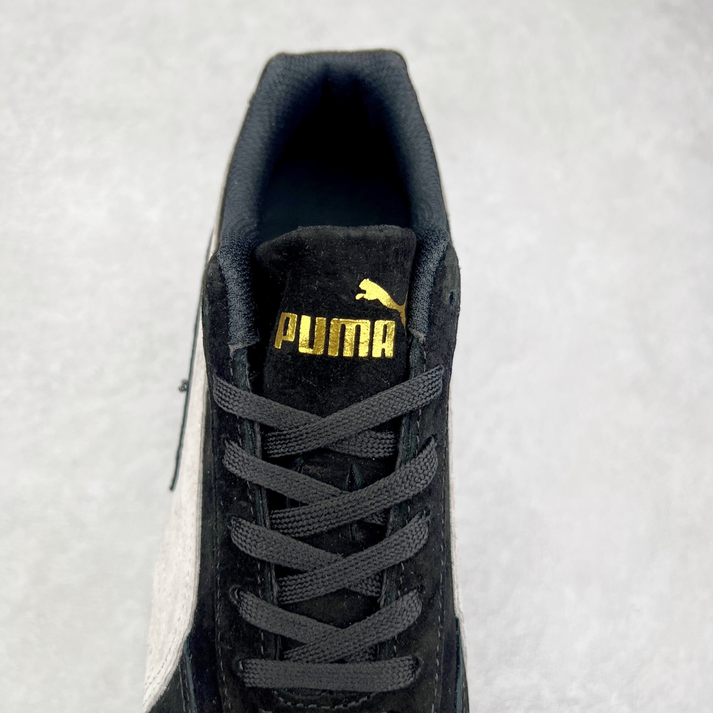 图片[5]-＃特价福利 PUMA Speedca OG 彪马极速赛车系列低帮德训风拼接复古百搭休闲运动赛车鞋 鞋款从80、90年代赛车手所穿的防火赛车鞋为原型，鞋身线条模仿了赛车的流线廓形，体现了空气动力学原理的结构。简约流畅的外观，恰好又和贯穿其中的Formstrip Logo融合恰到好处，视觉上细节丰富且协调。本次Speedcat OG鞋款归来，最大看点自然式保留了窄版鞋型以及薄底构造。这两年各品牌鞋底越做越厚，Speedcat反其道而行之，上脚几乎无鞋底的效果带来耳目一新的视觉体验。鞋面依旧是以质感细腻的麂皮材质打造，并且大面积近乎全包裹的使用，复古味道也愈发浓烈。配色上更是将最原始的黑色和红色带回，向F1赛车队的标志性队服致敬。相信让各位一眼种草的更多是出挑的大红色，上脚即可瞬间点亮整体造型，在以球鞋为核心的OOTD中脱颖而出。而另一款黑色则是低调的万金油，彰显新潮个性的同时又不喧宾夺主，也是热爱简约系穿搭朋友的首选。 尺码：35.5 36 37 37.5 38 38.5 39 40 40.5 41 42 42.5 43 44 44.5 45-选品中心