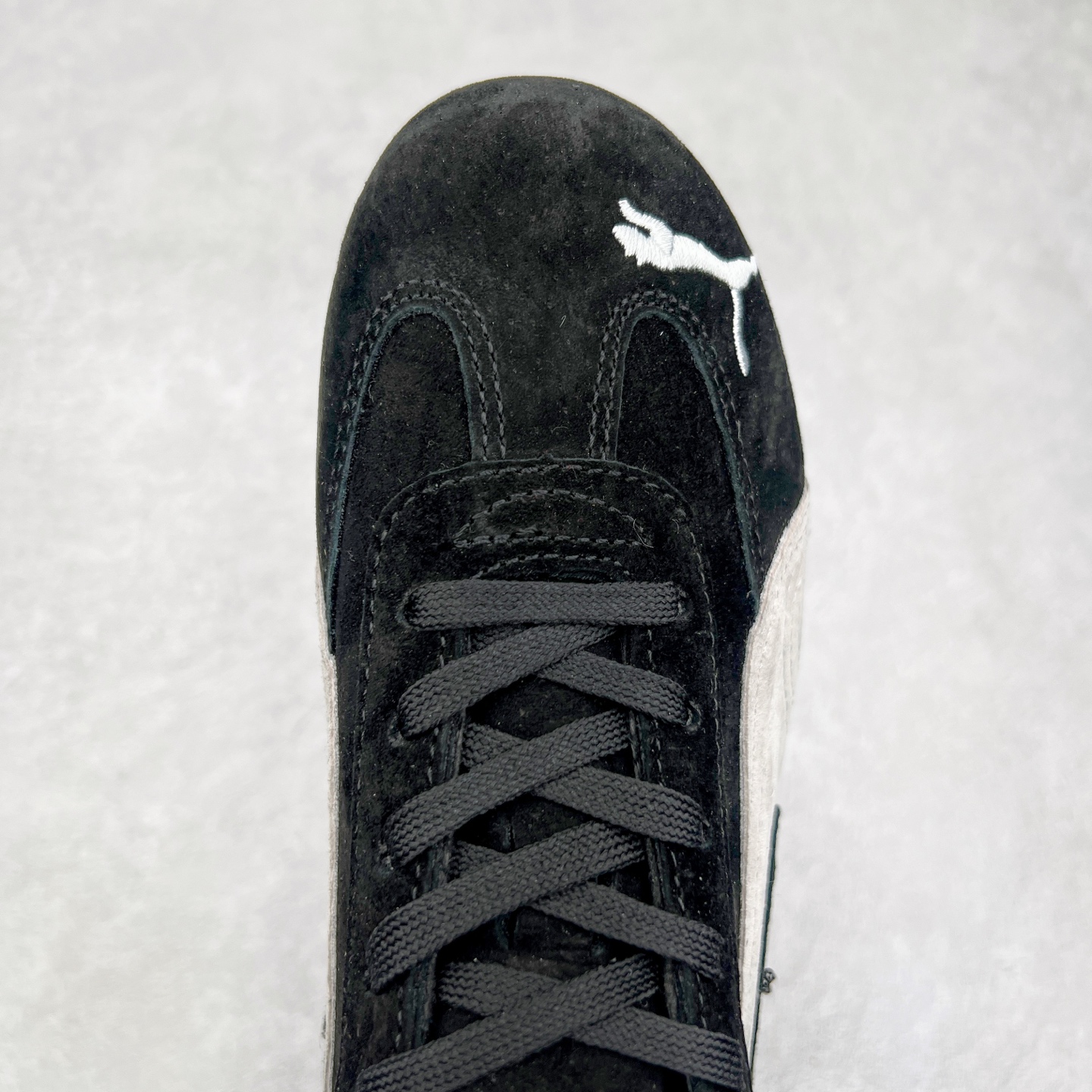 图片[4]-＃特价福利 PUMA Speedca OG 彪马极速赛车系列低帮德训风拼接复古百搭休闲运动赛车鞋 鞋款从80、90年代赛车手所穿的防火赛车鞋为原型，鞋身线条模仿了赛车的流线廓形，体现了空气动力学原理的结构。简约流畅的外观，恰好又和贯穿其中的Formstrip Logo融合恰到好处，视觉上细节丰富且协调。本次Speedcat OG鞋款归来，最大看点自然式保留了窄版鞋型以及薄底构造。这两年各品牌鞋底越做越厚，Speedcat反其道而行之，上脚几乎无鞋底的效果带来耳目一新的视觉体验。鞋面依旧是以质感细腻的麂皮材质打造，并且大面积近乎全包裹的使用，复古味道也愈发浓烈。配色上更是将最原始的黑色和红色带回，向F1赛车队的标志性队服致敬。相信让各位一眼种草的更多是出挑的大红色，上脚即可瞬间点亮整体造型，在以球鞋为核心的OOTD中脱颖而出。而另一款黑色则是低调的万金油，彰显新潮个性的同时又不喧宾夺主，也是热爱简约系穿搭朋友的首选。 尺码：35.5 36 37 37.5 38 38.5 39 40 40.5 41 42 42.5 43 44 44.5 45-选品中心