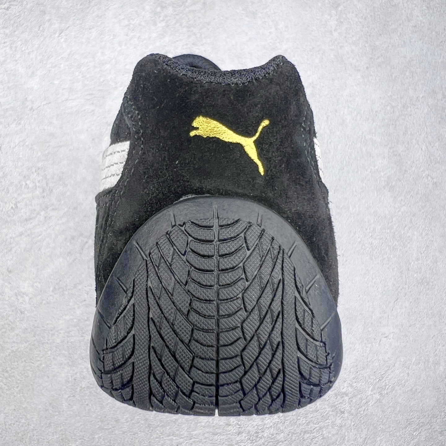 图片[8]-＃特价福利 PUMA Speedca OG 彪马极速赛车系列低帮德训风拼接复古百搭休闲运动赛车鞋 鞋款从80、90年代赛车手所穿的防火赛车鞋为原型，鞋身线条模仿了赛车的流线廓形，体现了空气动力学原理的结构。简约流畅的外观，恰好又和贯穿其中的Formstrip Logo融合恰到好处，视觉上细节丰富且协调。本次Speedcat OG鞋款归来，最大看点自然式保留了窄版鞋型以及薄底构造。这两年各品牌鞋底越做越厚，Speedcat反其道而行之，上脚几乎无鞋底的效果带来耳目一新的视觉体验。鞋面依旧是以质感细腻的麂皮材质打造，并且大面积近乎全包裹的使用，复古味道也愈发浓烈。配色上更是将最原始的黑色和红色带回，向F1赛车队的标志性队服致敬。相信让各位一眼种草的更多是出挑的大红色，上脚即可瞬间点亮整体造型，在以球鞋为核心的OOTD中脱颖而出。而另一款黑色则是低调的万金油，彰显新潮个性的同时又不喧宾夺主，也是热爱简约系穿搭朋友的首选。 尺码：35.5 36 37 37.5 38 38.5 39 40 40.5 41 42 42.5 43 44 44.5 45-选品中心