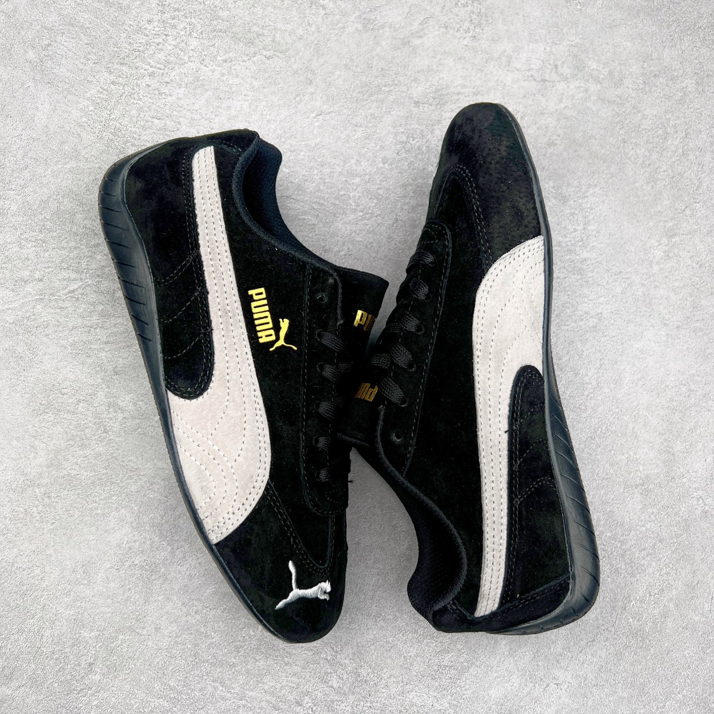 图片[3]-＃特价福利 PUMA Speedca OG 彪马极速赛车系列低帮德训风拼接复古百搭休闲运动赛车鞋 鞋款从80、90年代赛车手所穿的防火赛车鞋为原型，鞋身线条模仿了赛车的流线廓形，体现了空气动力学原理的结构。简约流畅的外观，恰好又和贯穿其中的Formstrip Logo融合恰到好处，视觉上细节丰富且协调。本次Speedcat OG鞋款归来，最大看点自然式保留了窄版鞋型以及薄底构造。这两年各品牌鞋底越做越厚，Speedcat反其道而行之，上脚几乎无鞋底的效果带来耳目一新的视觉体验。鞋面依旧是以质感细腻的麂皮材质打造，并且大面积近乎全包裹的使用，复古味道也愈发浓烈。配色上更是将最原始的黑色和红色带回，向F1赛车队的标志性队服致敬。相信让各位一眼种草的更多是出挑的大红色，上脚即可瞬间点亮整体造型，在以球鞋为核心的OOTD中脱颖而出。而另一款黑色则是低调的万金油，彰显新潮个性的同时又不喧宾夺主，也是热爱简约系穿搭朋友的首选。 尺码：35.5 36 37 37.5 38 38.5 39 40 40.5 41 42 42.5 43 44 44.5 45-选品中心