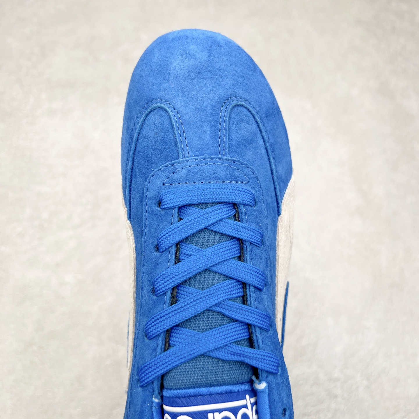 图片[4]-＃特价福利 PUMA Speedca OG 彪马极速赛车系列低帮德训风拼接复古百搭休闲运动赛车鞋 鞋款从80、90年代赛车手所穿的防火赛车鞋为原型，鞋身线条模仿了赛车的流线廓形，体现了空气动力学原理的结构。简约流畅的外观，恰好又和贯穿其中的Formstrip Logo融合恰到好处，视觉上细节丰富且协调。本次Speedcat OG鞋款归来，最大看点自然式保留了窄版鞋型以及薄底构造。这两年各品牌鞋底越做越厚，Speedcat反其道而行之，上脚几乎无鞋底的效果带来耳目一新的视觉体验。鞋面依旧是以质感细腻的麂皮材质打造，并且大面积近乎全包裹的使用，复古味道也愈发浓烈。配色上更是将最原始的黑色和红色带回，向F1赛车队的标志性队服致敬。相信让各位一眼种草的更多是出挑的大红色，上脚即可瞬间点亮整体造型，在以球鞋为核心的OOTD中脱颖而出。而另一款黑色则是低调的万金油，彰显新潮个性的同时又不喧宾夺主，也是热爱简约系穿搭朋友的首选。 尺码：35.5 36 37 37.5 38 38.5 39 40 40.5 41 42 42.5 43 44 44.5 45-选品中心