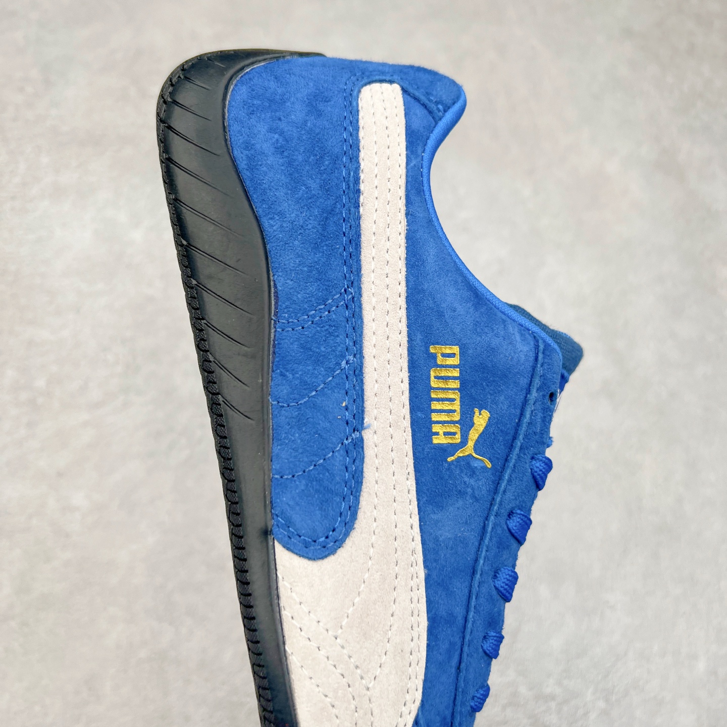 图片[6]-＃特价福利 PUMA Speedca OG 彪马极速赛车系列低帮德训风拼接复古百搭休闲运动赛车鞋 鞋款从80、90年代赛车手所穿的防火赛车鞋为原型，鞋身线条模仿了赛车的流线廓形，体现了空气动力学原理的结构。简约流畅的外观，恰好又和贯穿其中的Formstrip Logo融合恰到好处，视觉上细节丰富且协调。本次Speedcat OG鞋款归来，最大看点自然式保留了窄版鞋型以及薄底构造。这两年各品牌鞋底越做越厚，Speedcat反其道而行之，上脚几乎无鞋底的效果带来耳目一新的视觉体验。鞋面依旧是以质感细腻的麂皮材质打造，并且大面积近乎全包裹的使用，复古味道也愈发浓烈。配色上更是将最原始的黑色和红色带回，向F1赛车队的标志性队服致敬。相信让各位一眼种草的更多是出挑的大红色，上脚即可瞬间点亮整体造型，在以球鞋为核心的OOTD中脱颖而出。而另一款黑色则是低调的万金油，彰显新潮个性的同时又不喧宾夺主，也是热爱简约系穿搭朋友的首选。 尺码：35.5 36 37 37.5 38 38.5 39 40 40.5 41 42 42.5 43 44 44.5 45-选品中心