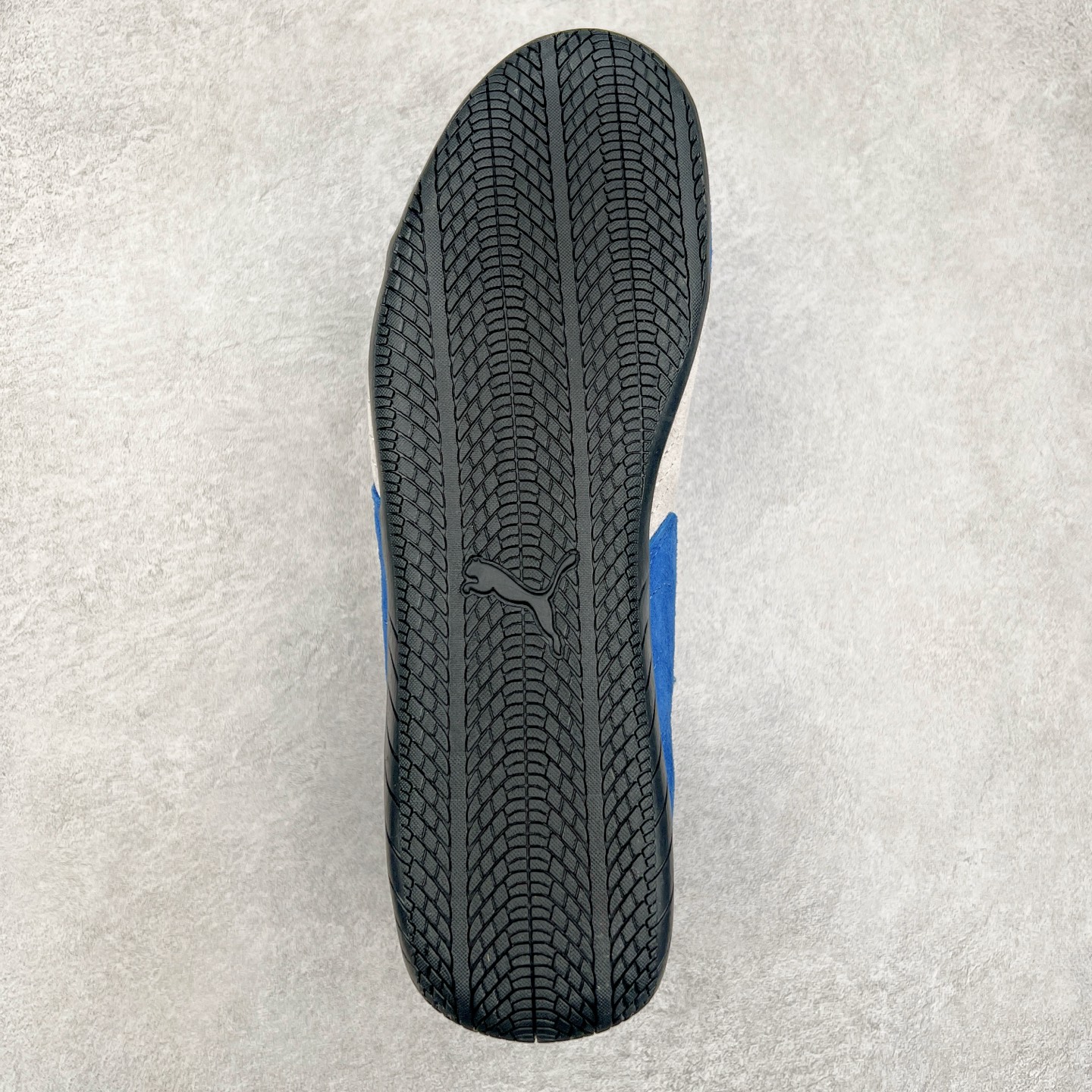 图片[9]-＃特价福利 PUMA Speedca OG 彪马极速赛车系列低帮德训风拼接复古百搭休闲运动赛车鞋 鞋款从80、90年代赛车手所穿的防火赛车鞋为原型，鞋身线条模仿了赛车的流线廓形，体现了空气动力学原理的结构。简约流畅的外观，恰好又和贯穿其中的Formstrip Logo融合恰到好处，视觉上细节丰富且协调。本次Speedcat OG鞋款归来，最大看点自然式保留了窄版鞋型以及薄底构造。这两年各品牌鞋底越做越厚，Speedcat反其道而行之，上脚几乎无鞋底的效果带来耳目一新的视觉体验。鞋面依旧是以质感细腻的麂皮材质打造，并且大面积近乎全包裹的使用，复古味道也愈发浓烈。配色上更是将最原始的黑色和红色带回，向F1赛车队的标志性队服致敬。相信让各位一眼种草的更多是出挑的大红色，上脚即可瞬间点亮整体造型，在以球鞋为核心的OOTD中脱颖而出。而另一款黑色则是低调的万金油，彰显新潮个性的同时又不喧宾夺主，也是热爱简约系穿搭朋友的首选。 尺码：35.5 36 37 37.5 38 38.5 39 40 40.5 41 42 42.5 43 44 44.5 45-选品中心