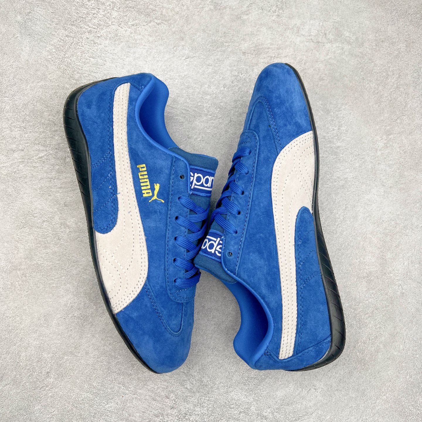 图片[3]-＃特价福利 PUMA Speedca OG 彪马极速赛车系列低帮德训风拼接复古百搭休闲运动赛车鞋 鞋款从80、90年代赛车手所穿的防火赛车鞋为原型，鞋身线条模仿了赛车的流线廓形，体现了空气动力学原理的结构。简约流畅的外观，恰好又和贯穿其中的Formstrip Logo融合恰到好处，视觉上细节丰富且协调。本次Speedcat OG鞋款归来，最大看点自然式保留了窄版鞋型以及薄底构造。这两年各品牌鞋底越做越厚，Speedcat反其道而行之，上脚几乎无鞋底的效果带来耳目一新的视觉体验。鞋面依旧是以质感细腻的麂皮材质打造，并且大面积近乎全包裹的使用，复古味道也愈发浓烈。配色上更是将最原始的黑色和红色带回，向F1赛车队的标志性队服致敬。相信让各位一眼种草的更多是出挑的大红色，上脚即可瞬间点亮整体造型，在以球鞋为核心的OOTD中脱颖而出。而另一款黑色则是低调的万金油，彰显新潮个性的同时又不喧宾夺主，也是热爱简约系穿搭朋友的首选。 尺码：35.5 36 37 37.5 38 38.5 39 40 40.5 41 42 42.5 43 44 44.5 45-选品中心