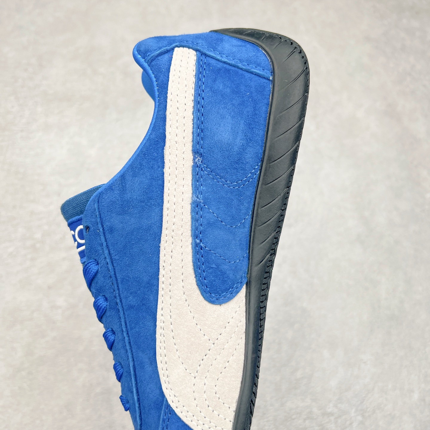 图片[7]-＃特价福利 PUMA Speedca OG 彪马极速赛车系列低帮德训风拼接复古百搭休闲运动赛车鞋 鞋款从80、90年代赛车手所穿的防火赛车鞋为原型，鞋身线条模仿了赛车的流线廓形，体现了空气动力学原理的结构。简约流畅的外观，恰好又和贯穿其中的Formstrip Logo融合恰到好处，视觉上细节丰富且协调。本次Speedcat OG鞋款归来，最大看点自然式保留了窄版鞋型以及薄底构造。这两年各品牌鞋底越做越厚，Speedcat反其道而行之，上脚几乎无鞋底的效果带来耳目一新的视觉体验。鞋面依旧是以质感细腻的麂皮材质打造，并且大面积近乎全包裹的使用，复古味道也愈发浓烈。配色上更是将最原始的黑色和红色带回，向F1赛车队的标志性队服致敬。相信让各位一眼种草的更多是出挑的大红色，上脚即可瞬间点亮整体造型，在以球鞋为核心的OOTD中脱颖而出。而另一款黑色则是低调的万金油，彰显新潮个性的同时又不喧宾夺主，也是热爱简约系穿搭朋友的首选。 尺码：35.5 36 37 37.5 38 38.5 39 40 40.5 41 42 42.5 43 44 44.5 45-选品中心