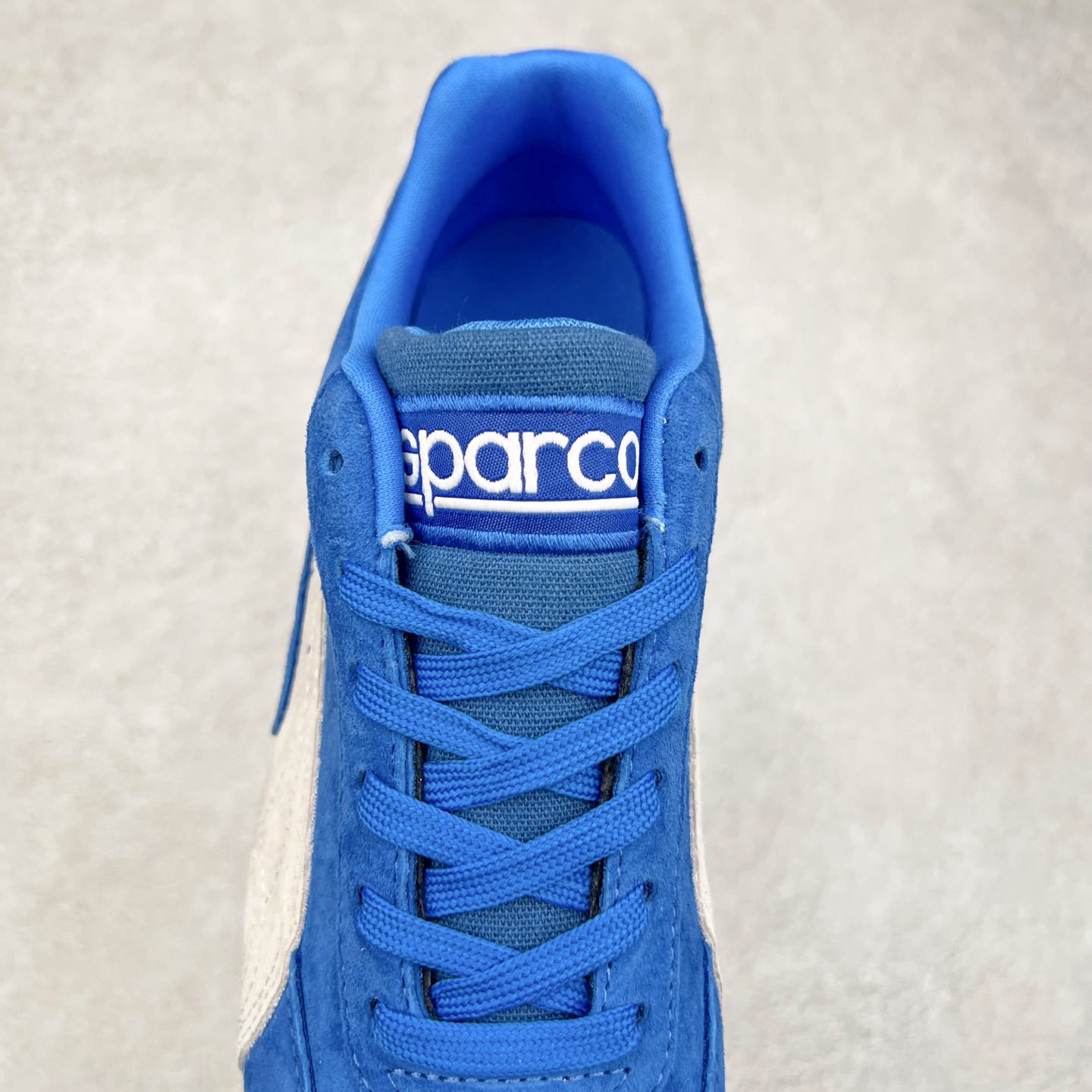 图片[5]-＃特价福利 PUMA Speedca OG 彪马极速赛车系列低帮德训风拼接复古百搭休闲运动赛车鞋 鞋款从80、90年代赛车手所穿的防火赛车鞋为原型，鞋身线条模仿了赛车的流线廓形，体现了空气动力学原理的结构。简约流畅的外观，恰好又和贯穿其中的Formstrip Logo融合恰到好处，视觉上细节丰富且协调。本次Speedcat OG鞋款归来，最大看点自然式保留了窄版鞋型以及薄底构造。这两年各品牌鞋底越做越厚，Speedcat反其道而行之，上脚几乎无鞋底的效果带来耳目一新的视觉体验。鞋面依旧是以质感细腻的麂皮材质打造，并且大面积近乎全包裹的使用，复古味道也愈发浓烈。配色上更是将最原始的黑色和红色带回，向F1赛车队的标志性队服致敬。相信让各位一眼种草的更多是出挑的大红色，上脚即可瞬间点亮整体造型，在以球鞋为核心的OOTD中脱颖而出。而另一款黑色则是低调的万金油，彰显新潮个性的同时又不喧宾夺主，也是热爱简约系穿搭朋友的首选。 尺码：35.5 36 37 37.5 38 38.5 39 40 40.5 41 42 42.5 43 44 44.5 45-选品中心