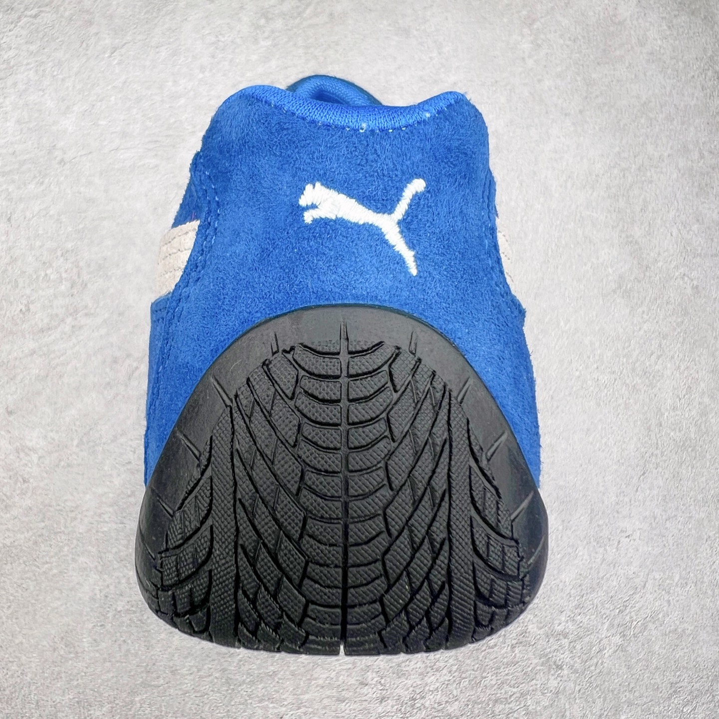 图片[8]-＃特价福利 PUMA Speedca OG 彪马极速赛车系列低帮德训风拼接复古百搭休闲运动赛车鞋 鞋款从80、90年代赛车手所穿的防火赛车鞋为原型，鞋身线条模仿了赛车的流线廓形，体现了空气动力学原理的结构。简约流畅的外观，恰好又和贯穿其中的Formstrip Logo融合恰到好处，视觉上细节丰富且协调。本次Speedcat OG鞋款归来，最大看点自然式保留了窄版鞋型以及薄底构造。这两年各品牌鞋底越做越厚，Speedcat反其道而行之，上脚几乎无鞋底的效果带来耳目一新的视觉体验。鞋面依旧是以质感细腻的麂皮材质打造，并且大面积近乎全包裹的使用，复古味道也愈发浓烈。配色上更是将最原始的黑色和红色带回，向F1赛车队的标志性队服致敬。相信让各位一眼种草的更多是出挑的大红色，上脚即可瞬间点亮整体造型，在以球鞋为核心的OOTD中脱颖而出。而另一款黑色则是低调的万金油，彰显新潮个性的同时又不喧宾夺主，也是热爱简约系穿搭朋友的首选。 尺码：35.5 36 37 37.5 38 38.5 39 40 40.5 41 42 42.5 43 44 44.5 45-选品中心