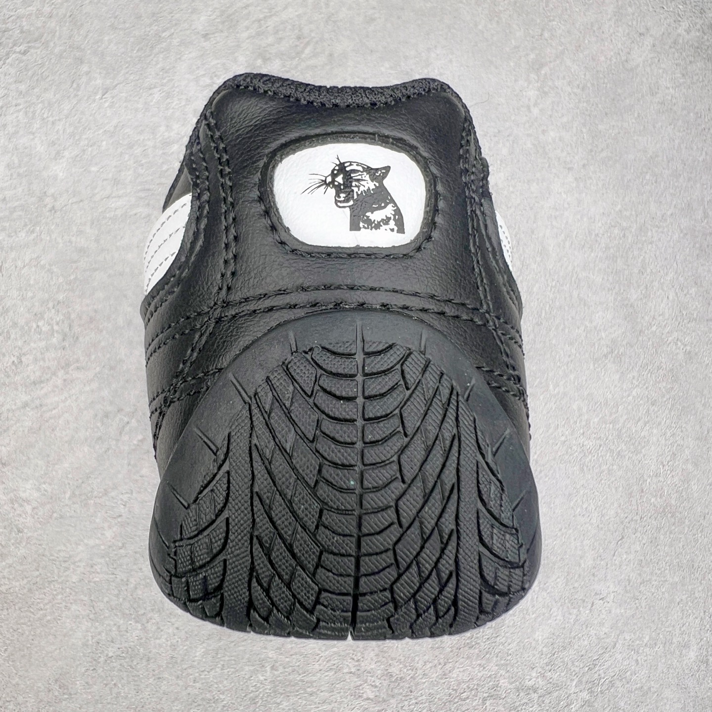 图片[8]-＃特价福利 PUMA Speedca OG 彪马极速赛车系列低帮德训风拼接复古百搭休闲运动赛车鞋 鞋款从80、90年代赛车手所穿的防火赛车鞋为原型，鞋身线条模仿了赛车的流线廓形，体现了空气动力学原理的结构。简约流畅的外观，恰好又和贯穿其中的Formstrip Logo融合恰到好处，视觉上细节丰富且协调。本次Speedcat OG鞋款归来，最大看点自然式保留了窄版鞋型以及薄底构造。这两年各品牌鞋底越做越厚，Speedcat反其道而行之，上脚几乎无鞋底的效果带来耳目一新的视觉体验。鞋面依旧是以质感细腻的麂皮材质打造，并且大面积近乎全包裹的使用，复古味道也愈发浓烈。配色上更是将最原始的黑色和红色带回，向F1赛车队的标志性队服致敬。相信让各位一眼种草的更多是出挑的大红色，上脚即可瞬间点亮整体造型，在以球鞋为核心的OOTD中脱颖而出。而另一款黑色则是低调的万金油，彰显新潮个性的同时又不喧宾夺主，也是热爱简约系穿搭朋友的首选。 尺码：35.5 36 37 37.5 38 38.5 39 40 40.5 41 42 42.5 43 44 44.5 45-选品中心