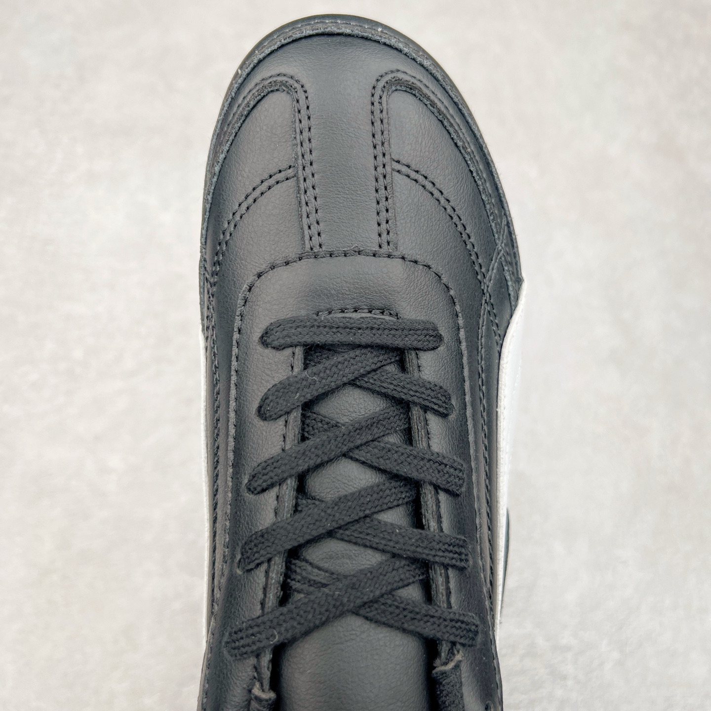 图片[4]-＃特价福利 PUMA Speedca OG 彪马极速赛车系列低帮德训风拼接复古百搭休闲运动赛车鞋 鞋款从80、90年代赛车手所穿的防火赛车鞋为原型，鞋身线条模仿了赛车的流线廓形，体现了空气动力学原理的结构。简约流畅的外观，恰好又和贯穿其中的Formstrip Logo融合恰到好处，视觉上细节丰富且协调。本次Speedcat OG鞋款归来，最大看点自然式保留了窄版鞋型以及薄底构造。这两年各品牌鞋底越做越厚，Speedcat反其道而行之，上脚几乎无鞋底的效果带来耳目一新的视觉体验。鞋面依旧是以质感细腻的麂皮材质打造，并且大面积近乎全包裹的使用，复古味道也愈发浓烈。配色上更是将最原始的黑色和红色带回，向F1赛车队的标志性队服致敬。相信让各位一眼种草的更多是出挑的大红色，上脚即可瞬间点亮整体造型，在以球鞋为核心的OOTD中脱颖而出。而另一款黑色则是低调的万金油，彰显新潮个性的同时又不喧宾夺主，也是热爱简约系穿搭朋友的首选。 尺码：35.5 36 37 37.5 38 38.5 39 40 40.5 41 42 42.5 43 44 44.5 45-选品中心