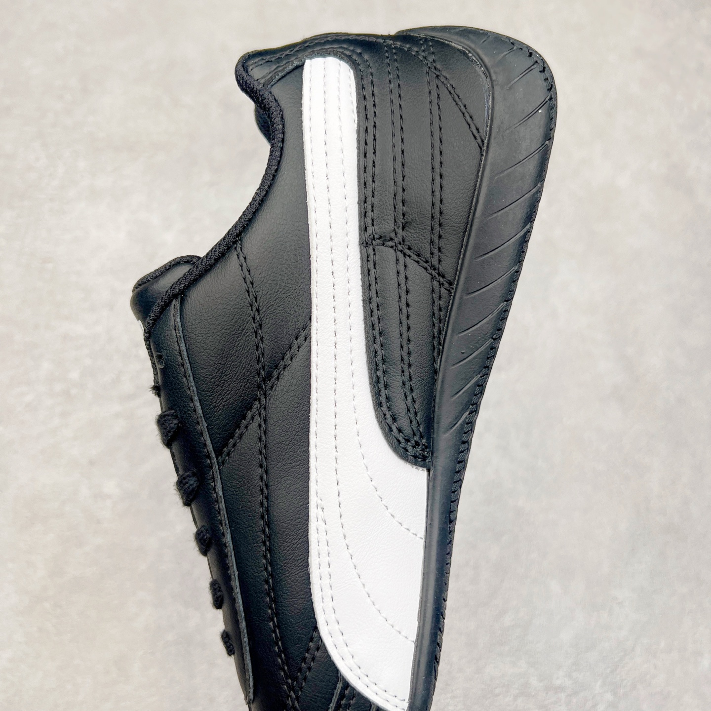 图片[7]-＃特价福利 PUMA Speedca OG 彪马极速赛车系列低帮德训风拼接复古百搭休闲运动赛车鞋 鞋款从80、90年代赛车手所穿的防火赛车鞋为原型，鞋身线条模仿了赛车的流线廓形，体现了空气动力学原理的结构。简约流畅的外观，恰好又和贯穿其中的Formstrip Logo融合恰到好处，视觉上细节丰富且协调。本次Speedcat OG鞋款归来，最大看点自然式保留了窄版鞋型以及薄底构造。这两年各品牌鞋底越做越厚，Speedcat反其道而行之，上脚几乎无鞋底的效果带来耳目一新的视觉体验。鞋面依旧是以质感细腻的麂皮材质打造，并且大面积近乎全包裹的使用，复古味道也愈发浓烈。配色上更是将最原始的黑色和红色带回，向F1赛车队的标志性队服致敬。相信让各位一眼种草的更多是出挑的大红色，上脚即可瞬间点亮整体造型，在以球鞋为核心的OOTD中脱颖而出。而另一款黑色则是低调的万金油，彰显新潮个性的同时又不喧宾夺主，也是热爱简约系穿搭朋友的首选。 尺码：35.5 36 37 37.5 38 38.5 39 40 40.5 41 42 42.5 43 44 44.5 45-选品中心