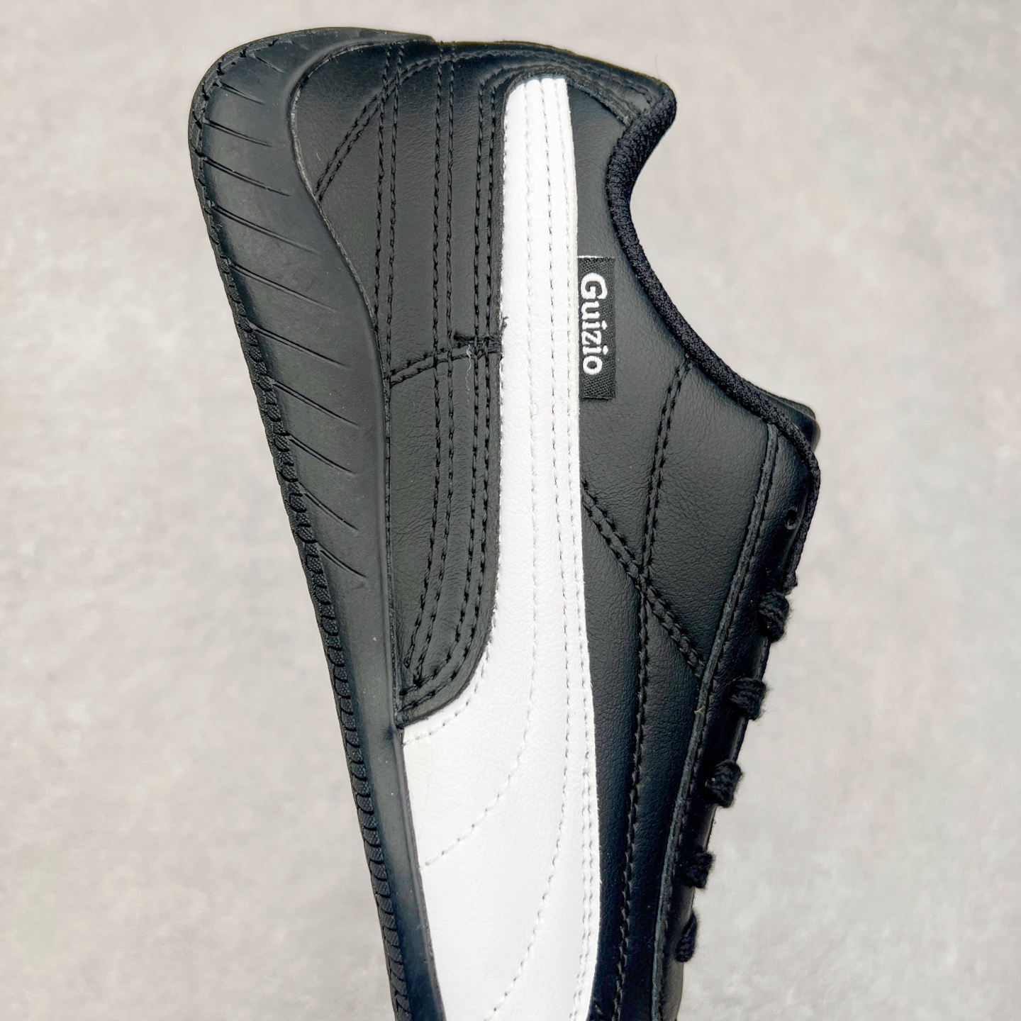 图片[6]-＃特价福利 PUMA Speedca OG 彪马极速赛车系列低帮德训风拼接复古百搭休闲运动赛车鞋 鞋款从80、90年代赛车手所穿的防火赛车鞋为原型，鞋身线条模仿了赛车的流线廓形，体现了空气动力学原理的结构。简约流畅的外观，恰好又和贯穿其中的Formstrip Logo融合恰到好处，视觉上细节丰富且协调。本次Speedcat OG鞋款归来，最大看点自然式保留了窄版鞋型以及薄底构造。这两年各品牌鞋底越做越厚，Speedcat反其道而行之，上脚几乎无鞋底的效果带来耳目一新的视觉体验。鞋面依旧是以质感细腻的麂皮材质打造，并且大面积近乎全包裹的使用，复古味道也愈发浓烈。配色上更是将最原始的黑色和红色带回，向F1赛车队的标志性队服致敬。相信让各位一眼种草的更多是出挑的大红色，上脚即可瞬间点亮整体造型，在以球鞋为核心的OOTD中脱颖而出。而另一款黑色则是低调的万金油，彰显新潮个性的同时又不喧宾夺主，也是热爱简约系穿搭朋友的首选。 尺码：35.5 36 37 37.5 38 38.5 39 40 40.5 41 42 42.5 43 44 44.5 45-选品中心