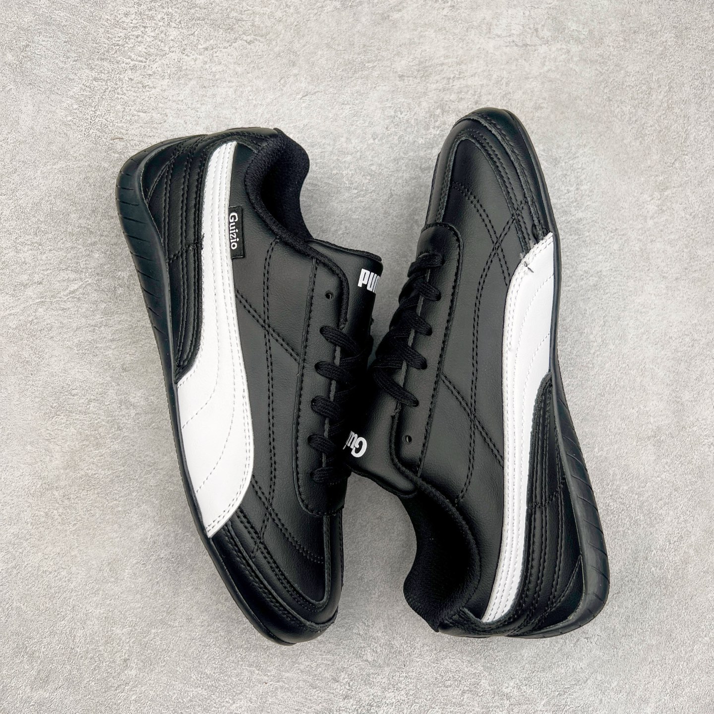 图片[3]-＃特价福利 PUMA Speedca OG 彪马极速赛车系列低帮德训风拼接复古百搭休闲运动赛车鞋 鞋款从80、90年代赛车手所穿的防火赛车鞋为原型，鞋身线条模仿了赛车的流线廓形，体现了空气动力学原理的结构。简约流畅的外观，恰好又和贯穿其中的Formstrip Logo融合恰到好处，视觉上细节丰富且协调。本次Speedcat OG鞋款归来，最大看点自然式保留了窄版鞋型以及薄底构造。这两年各品牌鞋底越做越厚，Speedcat反其道而行之，上脚几乎无鞋底的效果带来耳目一新的视觉体验。鞋面依旧是以质感细腻的麂皮材质打造，并且大面积近乎全包裹的使用，复古味道也愈发浓烈。配色上更是将最原始的黑色和红色带回，向F1赛车队的标志性队服致敬。相信让各位一眼种草的更多是出挑的大红色，上脚即可瞬间点亮整体造型，在以球鞋为核心的OOTD中脱颖而出。而另一款黑色则是低调的万金油，彰显新潮个性的同时又不喧宾夺主，也是热爱简约系穿搭朋友的首选。 尺码：35.5 36 37 37.5 38 38.5 39 40 40.5 41 42 42.5 43 44 44.5 45-选品中心