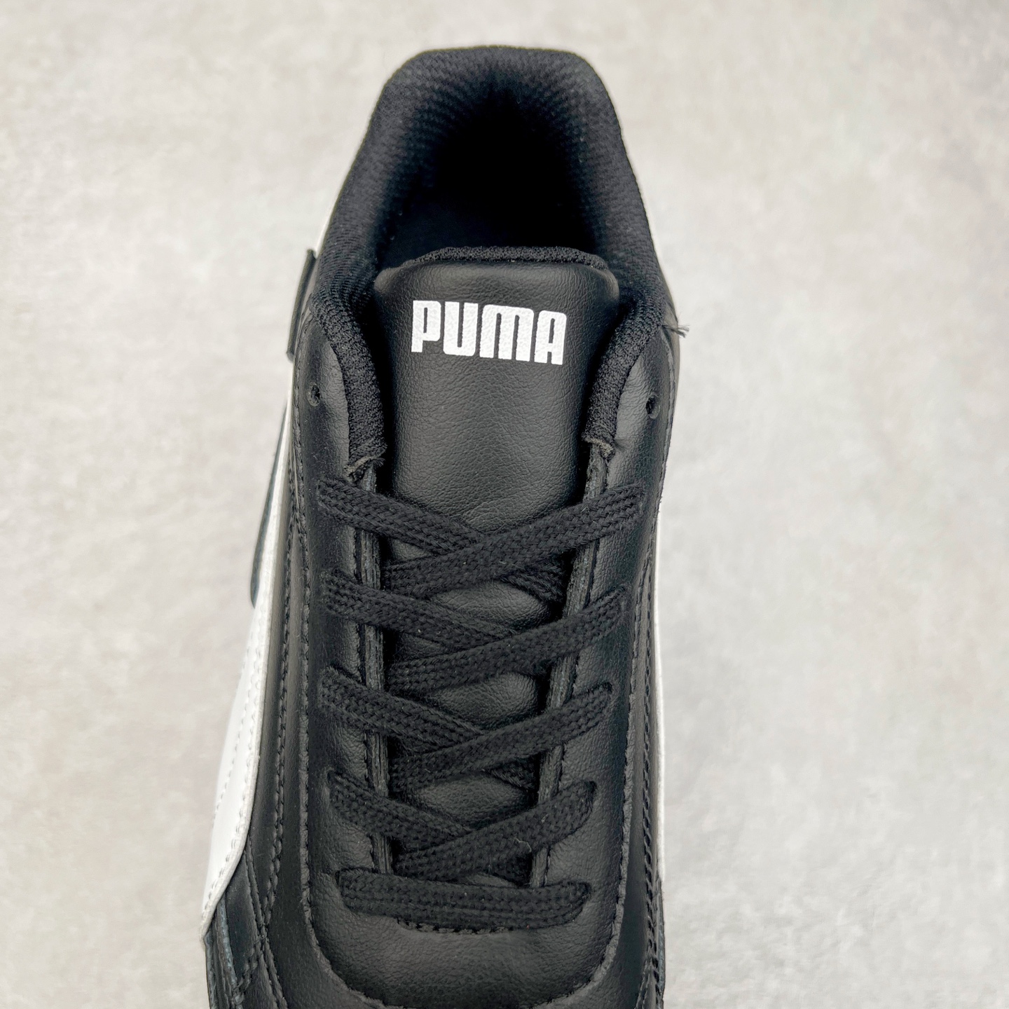 图片[5]-＃特价福利 PUMA Speedca OG 彪马极速赛车系列低帮德训风拼接复古百搭休闲运动赛车鞋 鞋款从80、90年代赛车手所穿的防火赛车鞋为原型，鞋身线条模仿了赛车的流线廓形，体现了空气动力学原理的结构。简约流畅的外观，恰好又和贯穿其中的Formstrip Logo融合恰到好处，视觉上细节丰富且协调。本次Speedcat OG鞋款归来，最大看点自然式保留了窄版鞋型以及薄底构造。这两年各品牌鞋底越做越厚，Speedcat反其道而行之，上脚几乎无鞋底的效果带来耳目一新的视觉体验。鞋面依旧是以质感细腻的麂皮材质打造，并且大面积近乎全包裹的使用，复古味道也愈发浓烈。配色上更是将最原始的黑色和红色带回，向F1赛车队的标志性队服致敬。相信让各位一眼种草的更多是出挑的大红色，上脚即可瞬间点亮整体造型，在以球鞋为核心的OOTD中脱颖而出。而另一款黑色则是低调的万金油，彰显新潮个性的同时又不喧宾夺主，也是热爱简约系穿搭朋友的首选。 尺码：35.5 36 37 37.5 38 38.5 39 40 40.5 41 42 42.5 43 44 44.5 45-选品中心