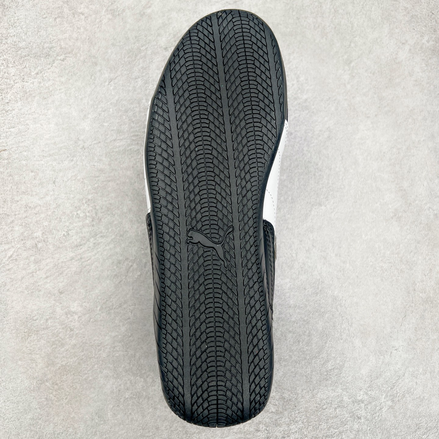 图片[9]-＃特价福利 PUMA Speedca OG 彪马极速赛车系列低帮德训风拼接复古百搭休闲运动赛车鞋 鞋款从80、90年代赛车手所穿的防火赛车鞋为原型，鞋身线条模仿了赛车的流线廓形，体现了空气动力学原理的结构。简约流畅的外观，恰好又和贯穿其中的Formstrip Logo融合恰到好处，视觉上细节丰富且协调。本次Speedcat OG鞋款归来，最大看点自然式保留了窄版鞋型以及薄底构造。这两年各品牌鞋底越做越厚，Speedcat反其道而行之，上脚几乎无鞋底的效果带来耳目一新的视觉体验。鞋面依旧是以质感细腻的麂皮材质打造，并且大面积近乎全包裹的使用，复古味道也愈发浓烈。配色上更是将最原始的黑色和红色带回，向F1赛车队的标志性队服致敬。相信让各位一眼种草的更多是出挑的大红色，上脚即可瞬间点亮整体造型，在以球鞋为核心的OOTD中脱颖而出。而另一款黑色则是低调的万金油，彰显新潮个性的同时又不喧宾夺主，也是热爱简约系穿搭朋友的首选。 尺码：35.5 36 37 37.5 38 38.5 39 40 40.5 41 42 42.5 43 44 44.5 45-选品中心