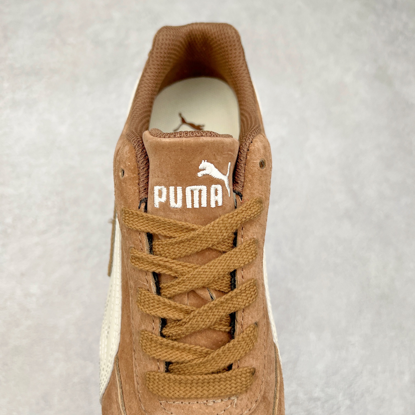 图片[5]-＃特价福利 PUMA Speedca OG 彪马极速赛车系列低帮德训风拼接复古百搭休闲运动赛车鞋 鞋款从80、90年代赛车手所穿的防火赛车鞋为原型，鞋身线条模仿了赛车的流线廓形，体现了空气动力学原理的结构。简约流畅的外观，恰好又和贯穿其中的Formstrip Logo融合恰到好处，视觉上细节丰富且协调。本次Speedcat OG鞋款归来，最大看点自然式保留了窄版鞋型以及薄底构造。这两年各品牌鞋底越做越厚，Speedcat反其道而行之，上脚几乎无鞋底的效果带来耳目一新的视觉体验。鞋面依旧是以质感细腻的麂皮材质打造，并且大面积近乎全包裹的使用，复古味道也愈发浓烈。配色上更是将最原始的黑色和红色带回，向F1赛车队的标志性队服致敬。相信让各位一眼种草的更多是出挑的大红色，上脚即可瞬间点亮整体造型，在以球鞋为核心的OOTD中脱颖而出。而另一款黑色则是低调的万金油，彰显新潮个性的同时又不喧宾夺主，也是热爱简约系穿搭朋友的首选。 尺码：35.5 36 37 37.5 38 38.5 39 40 40.5 41 42 42.5 43 44 44.5 45-选品中心