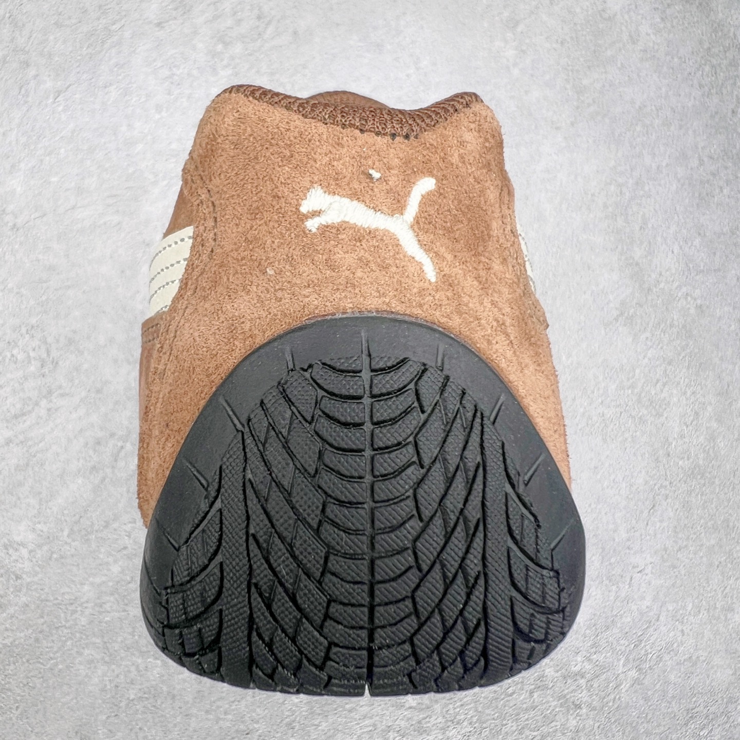 图片[8]-＃特价福利 PUMA Speedca OG 彪马极速赛车系列低帮德训风拼接复古百搭休闲运动赛车鞋 鞋款从80、90年代赛车手所穿的防火赛车鞋为原型，鞋身线条模仿了赛车的流线廓形，体现了空气动力学原理的结构。简约流畅的外观，恰好又和贯穿其中的Formstrip Logo融合恰到好处，视觉上细节丰富且协调。本次Speedcat OG鞋款归来，最大看点自然式保留了窄版鞋型以及薄底构造。这两年各品牌鞋底越做越厚，Speedcat反其道而行之，上脚几乎无鞋底的效果带来耳目一新的视觉体验。鞋面依旧是以质感细腻的麂皮材质打造，并且大面积近乎全包裹的使用，复古味道也愈发浓烈。配色上更是将最原始的黑色和红色带回，向F1赛车队的标志性队服致敬。相信让各位一眼种草的更多是出挑的大红色，上脚即可瞬间点亮整体造型，在以球鞋为核心的OOTD中脱颖而出。而另一款黑色则是低调的万金油，彰显新潮个性的同时又不喧宾夺主，也是热爱简约系穿搭朋友的首选。 尺码：35.5 36 37 37.5 38 38.5 39 40 40.5 41 42 42.5 43 44 44.5 45-选品中心