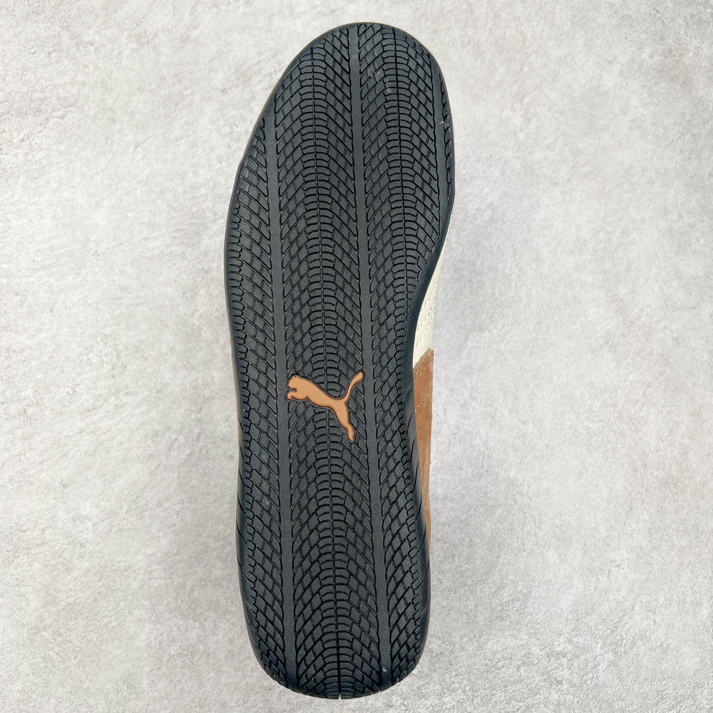 图片[9]-＃特价福利 PUMA Speedca OG 彪马极速赛车系列低帮德训风拼接复古百搭休闲运动赛车鞋 鞋款从80、90年代赛车手所穿的防火赛车鞋为原型，鞋身线条模仿了赛车的流线廓形，体现了空气动力学原理的结构。简约流畅的外观，恰好又和贯穿其中的Formstrip Logo融合恰到好处，视觉上细节丰富且协调。本次Speedcat OG鞋款归来，最大看点自然式保留了窄版鞋型以及薄底构造。这两年各品牌鞋底越做越厚，Speedcat反其道而行之，上脚几乎无鞋底的效果带来耳目一新的视觉体验。鞋面依旧是以质感细腻的麂皮材质打造，并且大面积近乎全包裹的使用，复古味道也愈发浓烈。配色上更是将最原始的黑色和红色带回，向F1赛车队的标志性队服致敬。相信让各位一眼种草的更多是出挑的大红色，上脚即可瞬间点亮整体造型，在以球鞋为核心的OOTD中脱颖而出。而另一款黑色则是低调的万金油，彰显新潮个性的同时又不喧宾夺主，也是热爱简约系穿搭朋友的首选。 尺码：35.5 36 37 37.5 38 38.5 39 40 40.5 41 42 42.5 43 44 44.5 45-选品中心