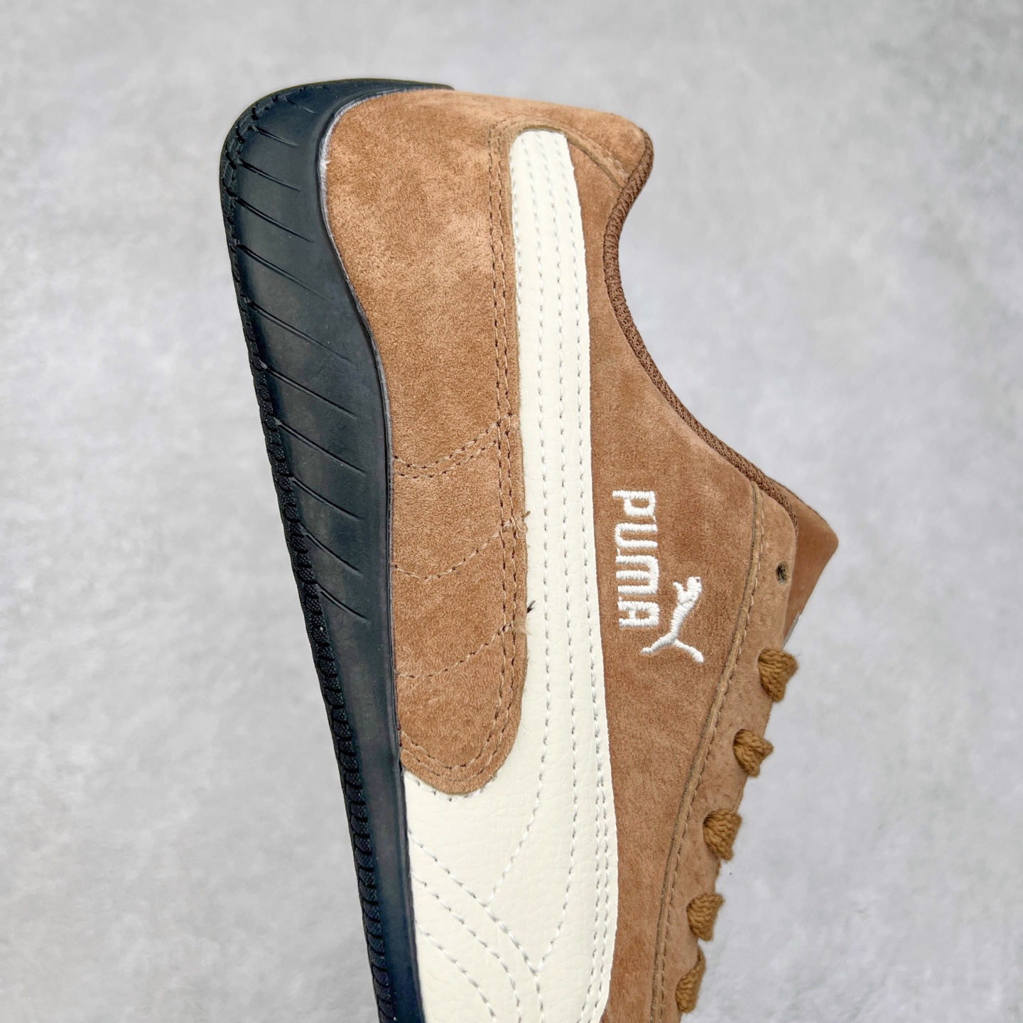 图片[6]-＃特价福利 PUMA Speedca OG 彪马极速赛车系列低帮德训风拼接复古百搭休闲运动赛车鞋 鞋款从80、90年代赛车手所穿的防火赛车鞋为原型，鞋身线条模仿了赛车的流线廓形，体现了空气动力学原理的结构。简约流畅的外观，恰好又和贯穿其中的Formstrip Logo融合恰到好处，视觉上细节丰富且协调。本次Speedcat OG鞋款归来，最大看点自然式保留了窄版鞋型以及薄底构造。这两年各品牌鞋底越做越厚，Speedcat反其道而行之，上脚几乎无鞋底的效果带来耳目一新的视觉体验。鞋面依旧是以质感细腻的麂皮材质打造，并且大面积近乎全包裹的使用，复古味道也愈发浓烈。配色上更是将最原始的黑色和红色带回，向F1赛车队的标志性队服致敬。相信让各位一眼种草的更多是出挑的大红色，上脚即可瞬间点亮整体造型，在以球鞋为核心的OOTD中脱颖而出。而另一款黑色则是低调的万金油，彰显新潮个性的同时又不喧宾夺主，也是热爱简约系穿搭朋友的首选。 尺码：35.5 36 37 37.5 38 38.5 39 40 40.5 41 42 42.5 43 44 44.5 45-选品中心