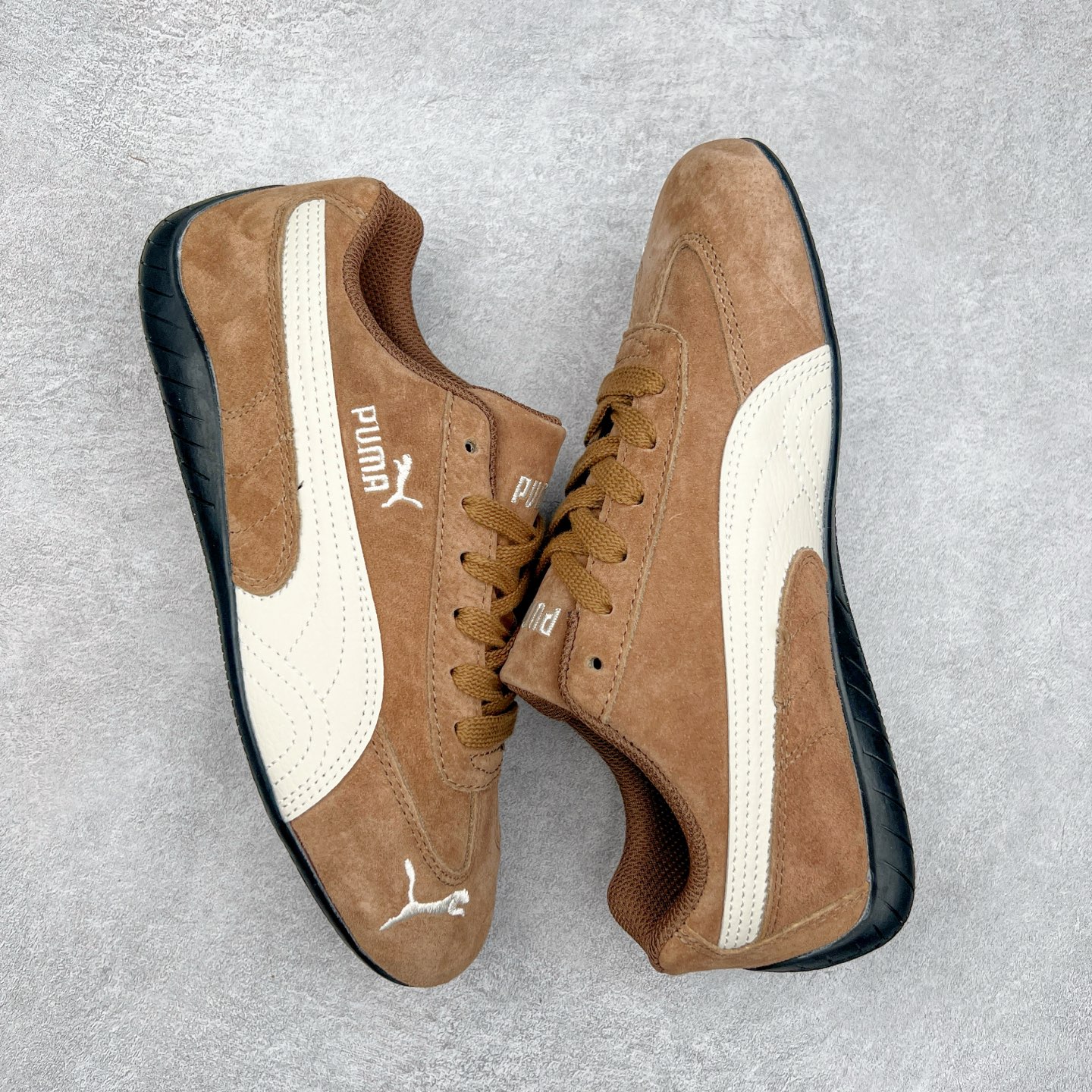 图片[3]-＃特价福利 PUMA Speedca OG 彪马极速赛车系列低帮德训风拼接复古百搭休闲运动赛车鞋 鞋款从80、90年代赛车手所穿的防火赛车鞋为原型，鞋身线条模仿了赛车的流线廓形，体现了空气动力学原理的结构。简约流畅的外观，恰好又和贯穿其中的Formstrip Logo融合恰到好处，视觉上细节丰富且协调。本次Speedcat OG鞋款归来，最大看点自然式保留了窄版鞋型以及薄底构造。这两年各品牌鞋底越做越厚，Speedcat反其道而行之，上脚几乎无鞋底的效果带来耳目一新的视觉体验。鞋面依旧是以质感细腻的麂皮材质打造，并且大面积近乎全包裹的使用，复古味道也愈发浓烈。配色上更是将最原始的黑色和红色带回，向F1赛车队的标志性队服致敬。相信让各位一眼种草的更多是出挑的大红色，上脚即可瞬间点亮整体造型，在以球鞋为核心的OOTD中脱颖而出。而另一款黑色则是低调的万金油，彰显新潮个性的同时又不喧宾夺主，也是热爱简约系穿搭朋友的首选。 尺码：35.5 36 37 37.5 38 38.5 39 40 40.5 41 42 42.5 43 44 44.5 45-选品中心