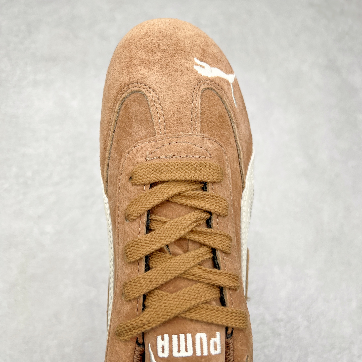 图片[4]-＃特价福利 PUMA Speedca OG 彪马极速赛车系列低帮德训风拼接复古百搭休闲运动赛车鞋 鞋款从80、90年代赛车手所穿的防火赛车鞋为原型，鞋身线条模仿了赛车的流线廓形，体现了空气动力学原理的结构。简约流畅的外观，恰好又和贯穿其中的Formstrip Logo融合恰到好处，视觉上细节丰富且协调。本次Speedcat OG鞋款归来，最大看点自然式保留了窄版鞋型以及薄底构造。这两年各品牌鞋底越做越厚，Speedcat反其道而行之，上脚几乎无鞋底的效果带来耳目一新的视觉体验。鞋面依旧是以质感细腻的麂皮材质打造，并且大面积近乎全包裹的使用，复古味道也愈发浓烈。配色上更是将最原始的黑色和红色带回，向F1赛车队的标志性队服致敬。相信让各位一眼种草的更多是出挑的大红色，上脚即可瞬间点亮整体造型，在以球鞋为核心的OOTD中脱颖而出。而另一款黑色则是低调的万金油，彰显新潮个性的同时又不喧宾夺主，也是热爱简约系穿搭朋友的首选。 尺码：35.5 36 37 37.5 38 38.5 39 40 40.5 41 42 42.5 43 44 44.5 45-选品中心