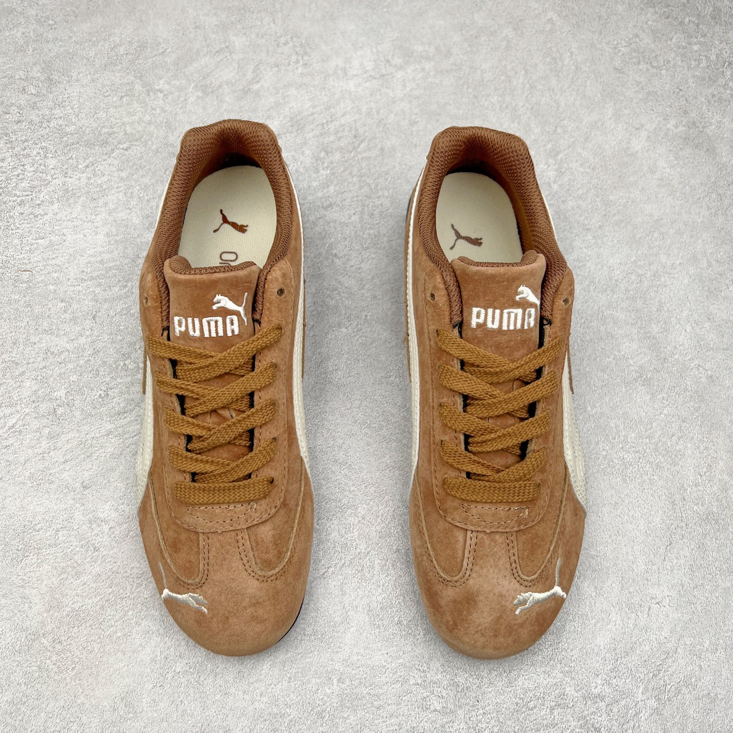 图片[2]-＃特价福利 PUMA Speedca OG 彪马极速赛车系列低帮德训风拼接复古百搭休闲运动赛车鞋 鞋款从80、90年代赛车手所穿的防火赛车鞋为原型，鞋身线条模仿了赛车的流线廓形，体现了空气动力学原理的结构。简约流畅的外观，恰好又和贯穿其中的Formstrip Logo融合恰到好处，视觉上细节丰富且协调。本次Speedcat OG鞋款归来，最大看点自然式保留了窄版鞋型以及薄底构造。这两年各品牌鞋底越做越厚，Speedcat反其道而行之，上脚几乎无鞋底的效果带来耳目一新的视觉体验。鞋面依旧是以质感细腻的麂皮材质打造，并且大面积近乎全包裹的使用，复古味道也愈发浓烈。配色上更是将最原始的黑色和红色带回，向F1赛车队的标志性队服致敬。相信让各位一眼种草的更多是出挑的大红色，上脚即可瞬间点亮整体造型，在以球鞋为核心的OOTD中脱颖而出。而另一款黑色则是低调的万金油，彰显新潮个性的同时又不喧宾夺主，也是热爱简约系穿搭朋友的首选。 尺码：35.5 36 37 37.5 38 38.5 39 40 40.5 41 42 42.5 43 44 44.5 45-选品中心