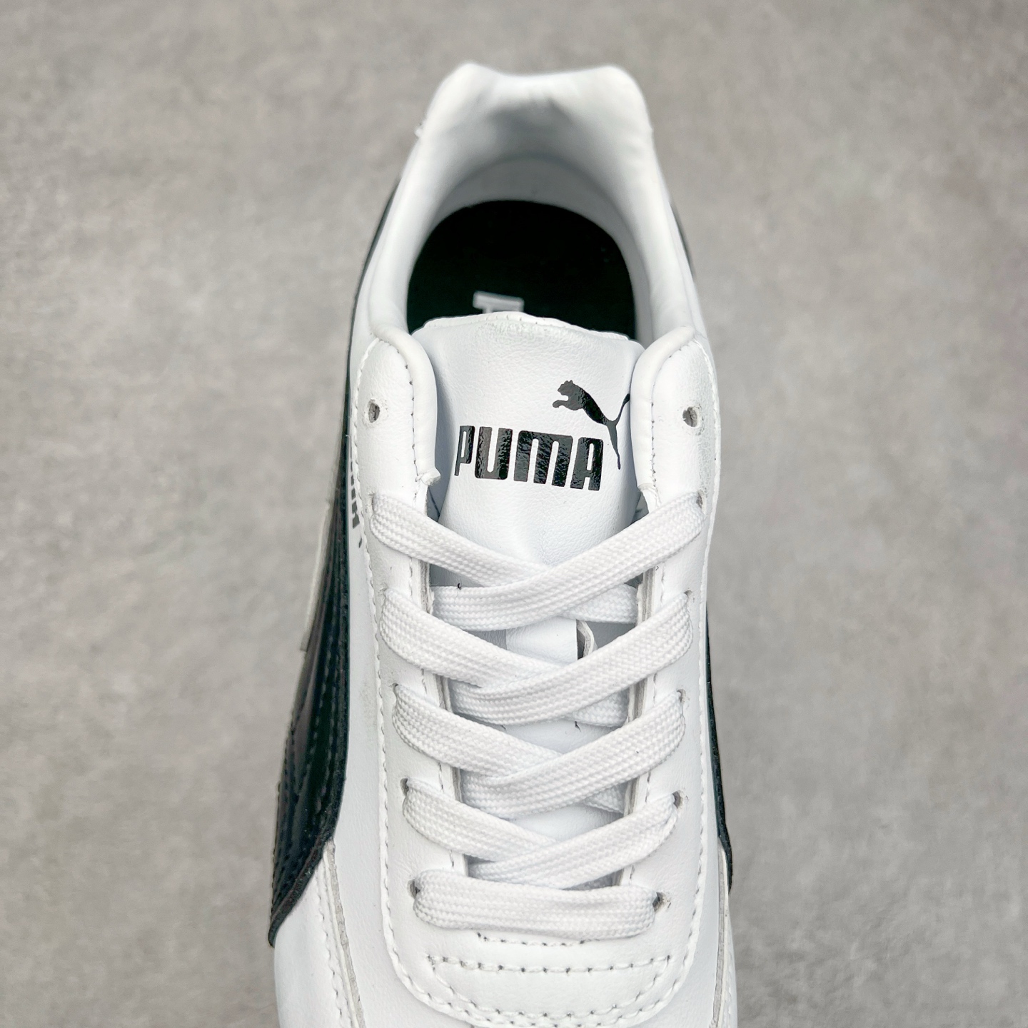 图片[5]-＃特价福利 PUMA Speedca OG 彪马极速赛车系列低帮德训风拼接复古百搭休闲运动赛车鞋 鞋款从80、90年代赛车手所穿的防火赛车鞋为原型，鞋身线条模仿了赛车的流线廓形，体现了空气动力学原理的结构。简约流畅的外观，恰好又和贯穿其中的Formstrip Logo融合恰到好处，视觉上细节丰富且协调。本次Speedcat OG鞋款归来，最大看点自然式保留了窄版鞋型以及薄底构造。这两年各品牌鞋底越做越厚，Speedcat反其道而行之，上脚几乎无鞋底的效果带来耳目一新的视觉体验。鞋面依旧是以质感细腻的麂皮材质打造，并且大面积近乎全包裹的使用，复古味道也愈发浓烈。配色上更是将最原始的黑色和红色带回，向F1赛车队的标志性队服致敬。相信让各位一眼种草的更多是出挑的大红色，上脚即可瞬间点亮整体造型，在以球鞋为核心的OOTD中脱颖而出。而另一款黑色则是低调的万金油，彰显新潮个性的同时又不喧宾夺主，也是热爱简约系穿搭朋友的首选。 尺码：35.5 36 37 37.5 38 38.5 39 40 40.5 41 42 42.5 43 44 44.5 45-选品中心