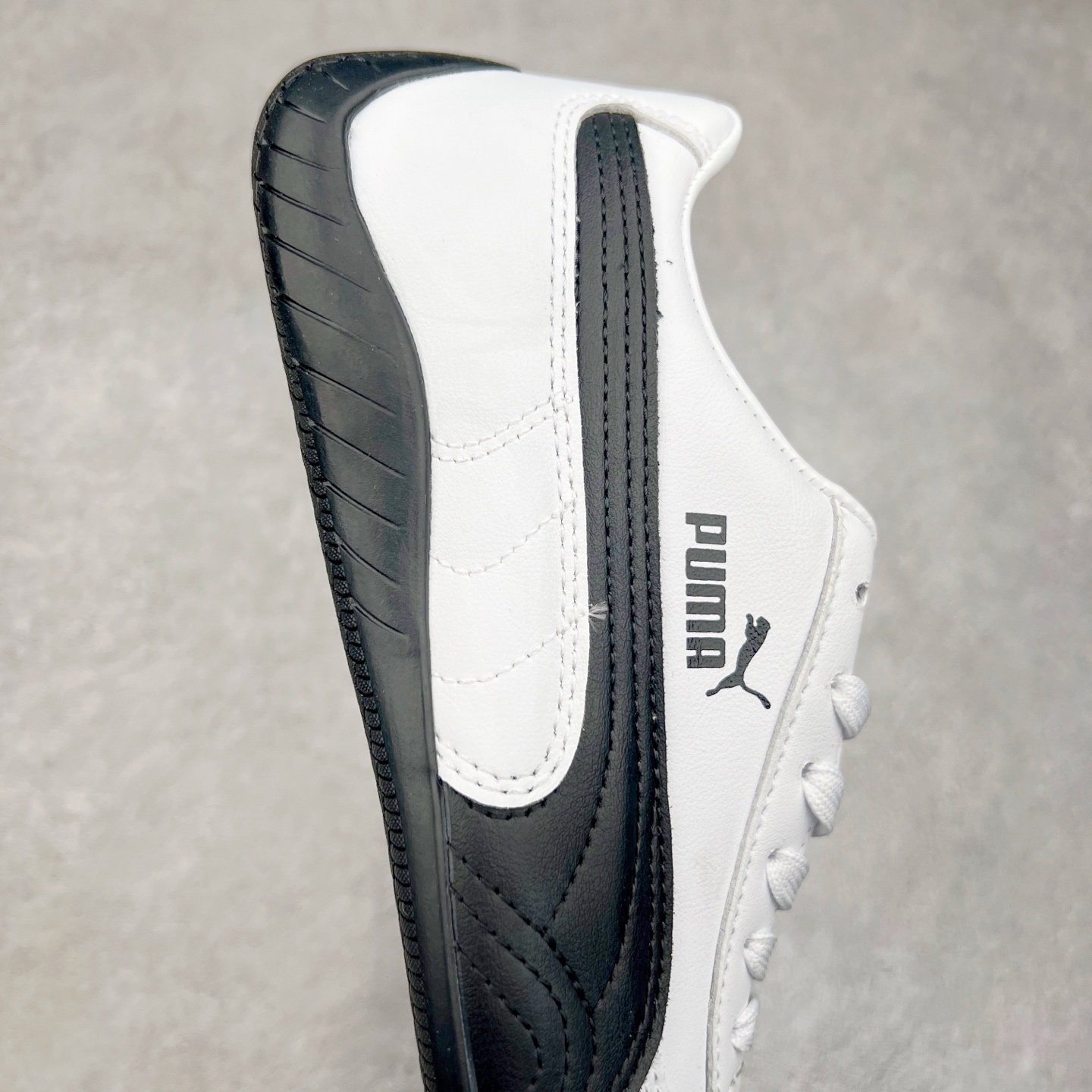 图片[6]-＃特价福利 PUMA Speedca OG 彪马极速赛车系列低帮德训风拼接复古百搭休闲运动赛车鞋 鞋款从80、90年代赛车手所穿的防火赛车鞋为原型，鞋身线条模仿了赛车的流线廓形，体现了空气动力学原理的结构。简约流畅的外观，恰好又和贯穿其中的Formstrip Logo融合恰到好处，视觉上细节丰富且协调。本次Speedcat OG鞋款归来，最大看点自然式保留了窄版鞋型以及薄底构造。这两年各品牌鞋底越做越厚，Speedcat反其道而行之，上脚几乎无鞋底的效果带来耳目一新的视觉体验。鞋面依旧是以质感细腻的麂皮材质打造，并且大面积近乎全包裹的使用，复古味道也愈发浓烈。配色上更是将最原始的黑色和红色带回，向F1赛车队的标志性队服致敬。相信让各位一眼种草的更多是出挑的大红色，上脚即可瞬间点亮整体造型，在以球鞋为核心的OOTD中脱颖而出。而另一款黑色则是低调的万金油，彰显新潮个性的同时又不喧宾夺主，也是热爱简约系穿搭朋友的首选。 尺码：35.5 36 37 37.5 38 38.5 39 40 40.5 41 42 42.5 43 44 44.5 45-选品中心