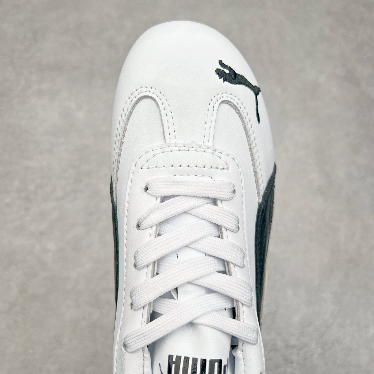 图片[4]-＃特价福利 PUMA Speedca OG 彪马极速赛车系列低帮德训风拼接复古百搭休闲运动赛车鞋 鞋款从80、90年代赛车手所穿的防火赛车鞋为原型，鞋身线条模仿了赛车的流线廓形，体现了空气动力学原理的结构。简约流畅的外观，恰好又和贯穿其中的Formstrip Logo融合恰到好处，视觉上细节丰富且协调。本次Speedcat OG鞋款归来，最大看点自然式保留了窄版鞋型以及薄底构造。这两年各品牌鞋底越做越厚，Speedcat反其道而行之，上脚几乎无鞋底的效果带来耳目一新的视觉体验。鞋面依旧是以质感细腻的麂皮材质打造，并且大面积近乎全包裹的使用，复古味道也愈发浓烈。配色上更是将最原始的黑色和红色带回，向F1赛车队的标志性队服致敬。相信让各位一眼种草的更多是出挑的大红色，上脚即可瞬间点亮整体造型，在以球鞋为核心的OOTD中脱颖而出。而另一款黑色则是低调的万金油，彰显新潮个性的同时又不喧宾夺主，也是热爱简约系穿搭朋友的首选。 尺码：35.5 36 37 37.5 38 38.5 39 40 40.5 41 42 42.5 43 44 44.5 45-选品中心