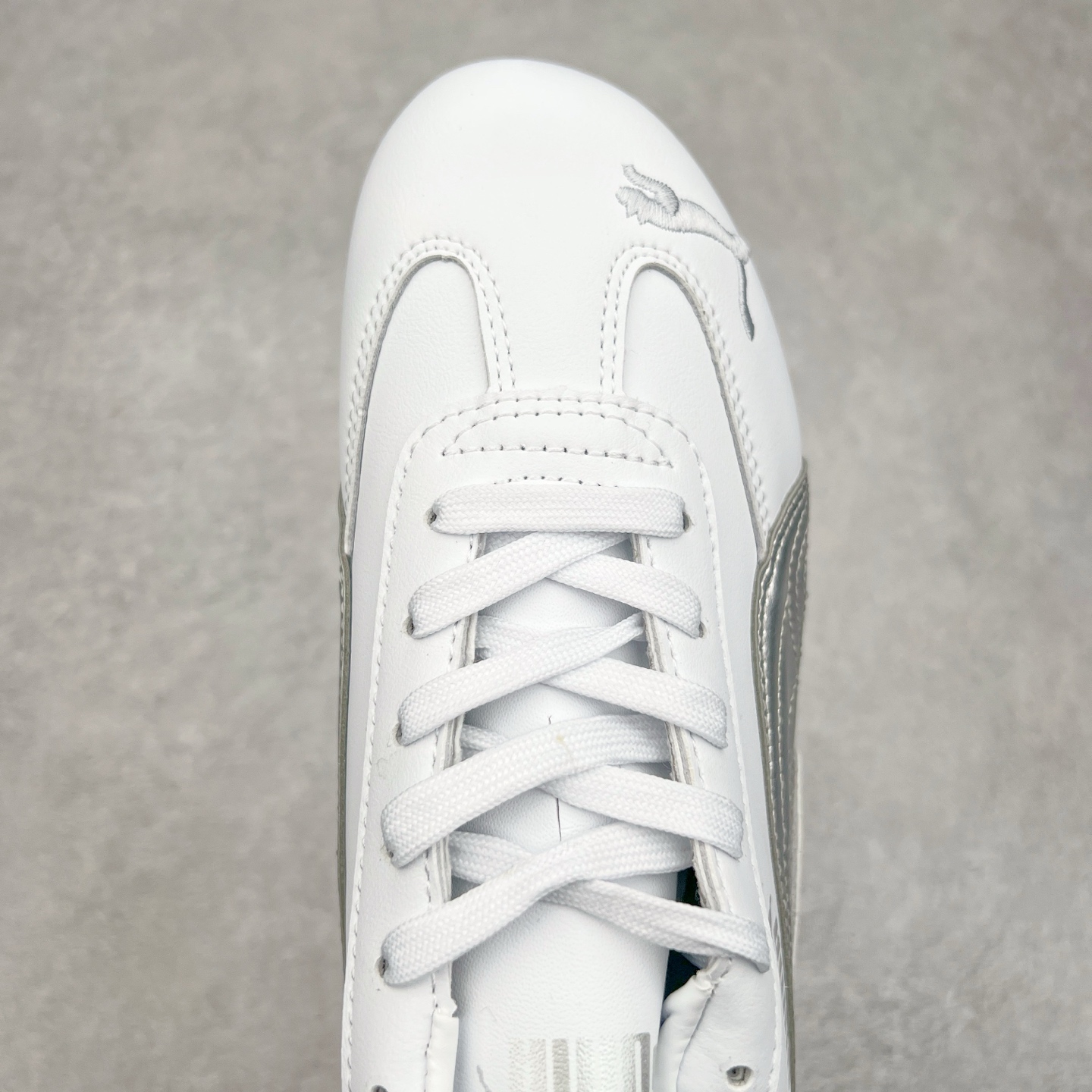 图片[4]-＃特价福利 PUMA Speedca OG 彪马极速赛车系列低帮德训风拼接复古百搭休闲运动赛车鞋 鞋款从80、90年代赛车手所穿的防火赛车鞋为原型，鞋身线条模仿了赛车的流线廓形，体现了空气动力学原理的结构。简约流畅的外观，恰好又和贯穿其中的Formstrip Logo融合恰到好处，视觉上细节丰富且协调。本次Speedcat OG鞋款归来，最大看点自然式保留了窄版鞋型以及薄底构造。这两年各品牌鞋底越做越厚，Speedcat反其道而行之，上脚几乎无鞋底的效果带来耳目一新的视觉体验。鞋面依旧是以质感细腻的麂皮材质打造，并且大面积近乎全包裹的使用，复古味道也愈发浓烈。配色上更是将最原始的黑色和红色带回，向F1赛车队的标志性队服致敬。相信让各位一眼种草的更多是出挑的大红色，上脚即可瞬间点亮整体造型，在以球鞋为核心的OOTD中脱颖而出。而另一款黑色则是低调的万金油，彰显新潮个性的同时又不喧宾夺主，也是热爱简约系穿搭朋友的首选。 尺码：35.5 36 37 37.5 38 38.5 39 40 40.5 41 42 42.5 43 44 44.5 45-选品中心