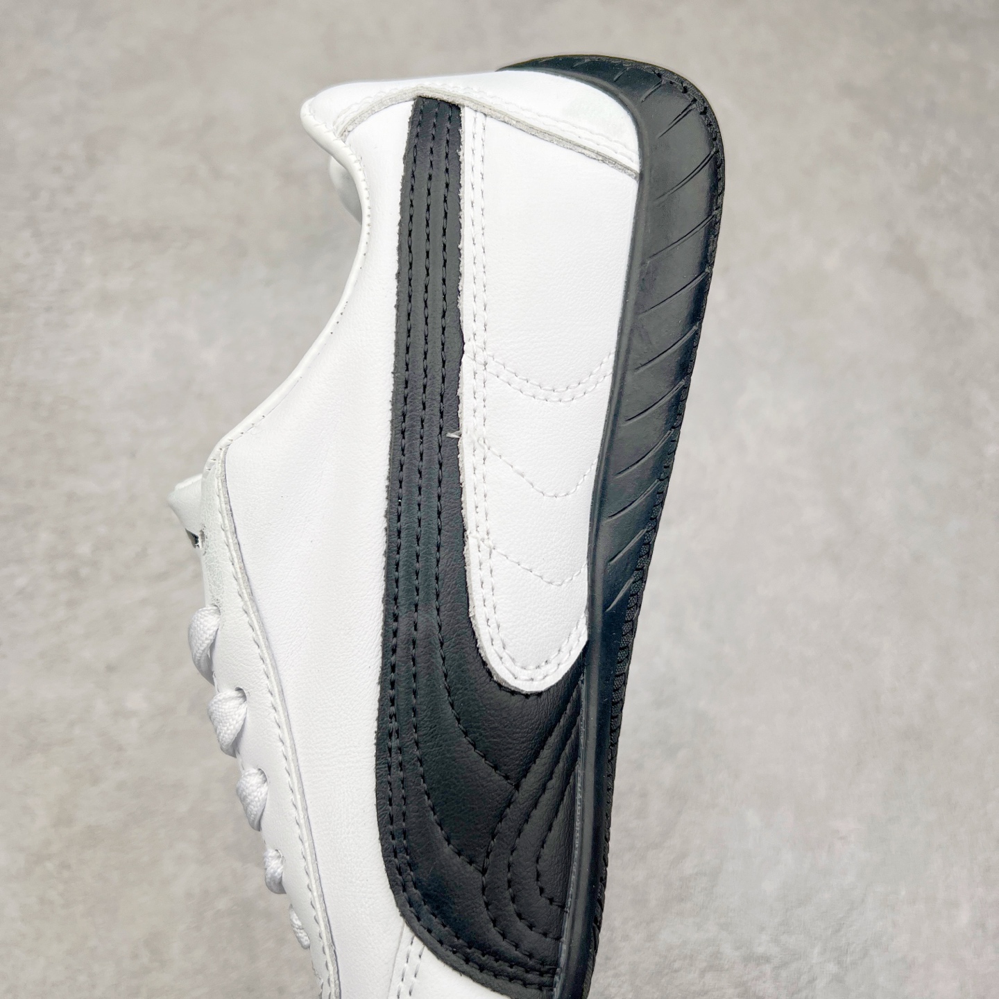 图片[7]-＃特价福利 PUMA Speedca OG 彪马极速赛车系列低帮德训风拼接复古百搭休闲运动赛车鞋 鞋款从80、90年代赛车手所穿的防火赛车鞋为原型，鞋身线条模仿了赛车的流线廓形，体现了空气动力学原理的结构。简约流畅的外观，恰好又和贯穿其中的Formstrip Logo融合恰到好处，视觉上细节丰富且协调。本次Speedcat OG鞋款归来，最大看点自然式保留了窄版鞋型以及薄底构造。这两年各品牌鞋底越做越厚，Speedcat反其道而行之，上脚几乎无鞋底的效果带来耳目一新的视觉体验。鞋面依旧是以质感细腻的麂皮材质打造，并且大面积近乎全包裹的使用，复古味道也愈发浓烈。配色上更是将最原始的黑色和红色带回，向F1赛车队的标志性队服致敬。相信让各位一眼种草的更多是出挑的大红色，上脚即可瞬间点亮整体造型，在以球鞋为核心的OOTD中脱颖而出。而另一款黑色则是低调的万金油，彰显新潮个性的同时又不喧宾夺主，也是热爱简约系穿搭朋友的首选。 尺码：35.5 36 37 37.5 38 38.5 39 40 40.5 41 42 42.5 43 44 44.5 45-选品中心