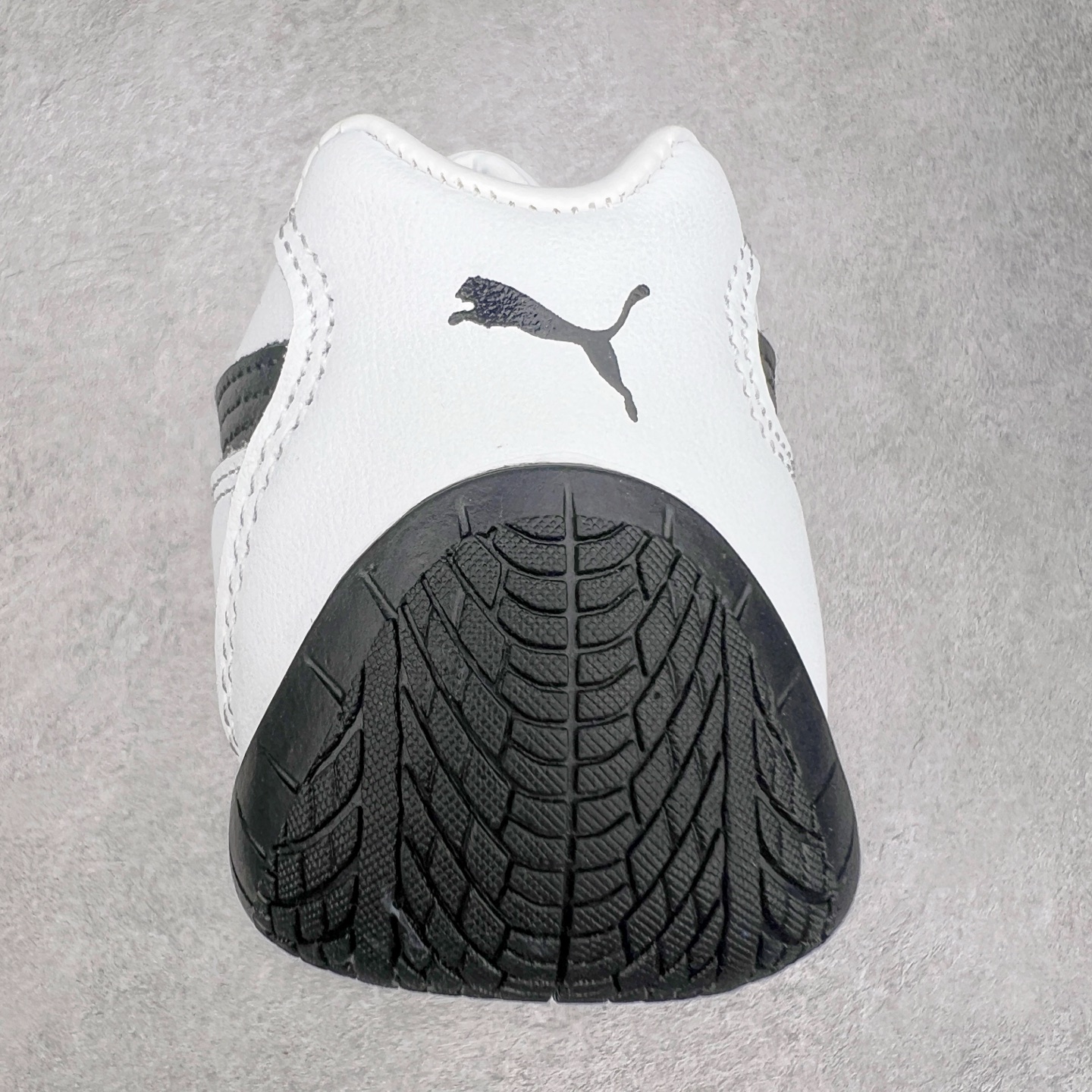 图片[8]-＃特价福利 PUMA Speedca OG 彪马极速赛车系列低帮德训风拼接复古百搭休闲运动赛车鞋 鞋款从80、90年代赛车手所穿的防火赛车鞋为原型，鞋身线条模仿了赛车的流线廓形，体现了空气动力学原理的结构。简约流畅的外观，恰好又和贯穿其中的Formstrip Logo融合恰到好处，视觉上细节丰富且协调。本次Speedcat OG鞋款归来，最大看点自然式保留了窄版鞋型以及薄底构造。这两年各品牌鞋底越做越厚，Speedcat反其道而行之，上脚几乎无鞋底的效果带来耳目一新的视觉体验。鞋面依旧是以质感细腻的麂皮材质打造，并且大面积近乎全包裹的使用，复古味道也愈发浓烈。配色上更是将最原始的黑色和红色带回，向F1赛车队的标志性队服致敬。相信让各位一眼种草的更多是出挑的大红色，上脚即可瞬间点亮整体造型，在以球鞋为核心的OOTD中脱颖而出。而另一款黑色则是低调的万金油，彰显新潮个性的同时又不喧宾夺主，也是热爱简约系穿搭朋友的首选。 尺码：35.5 36 37 37.5 38 38.5 39 40 40.5 41 42 42.5 43 44 44.5 45-选品中心