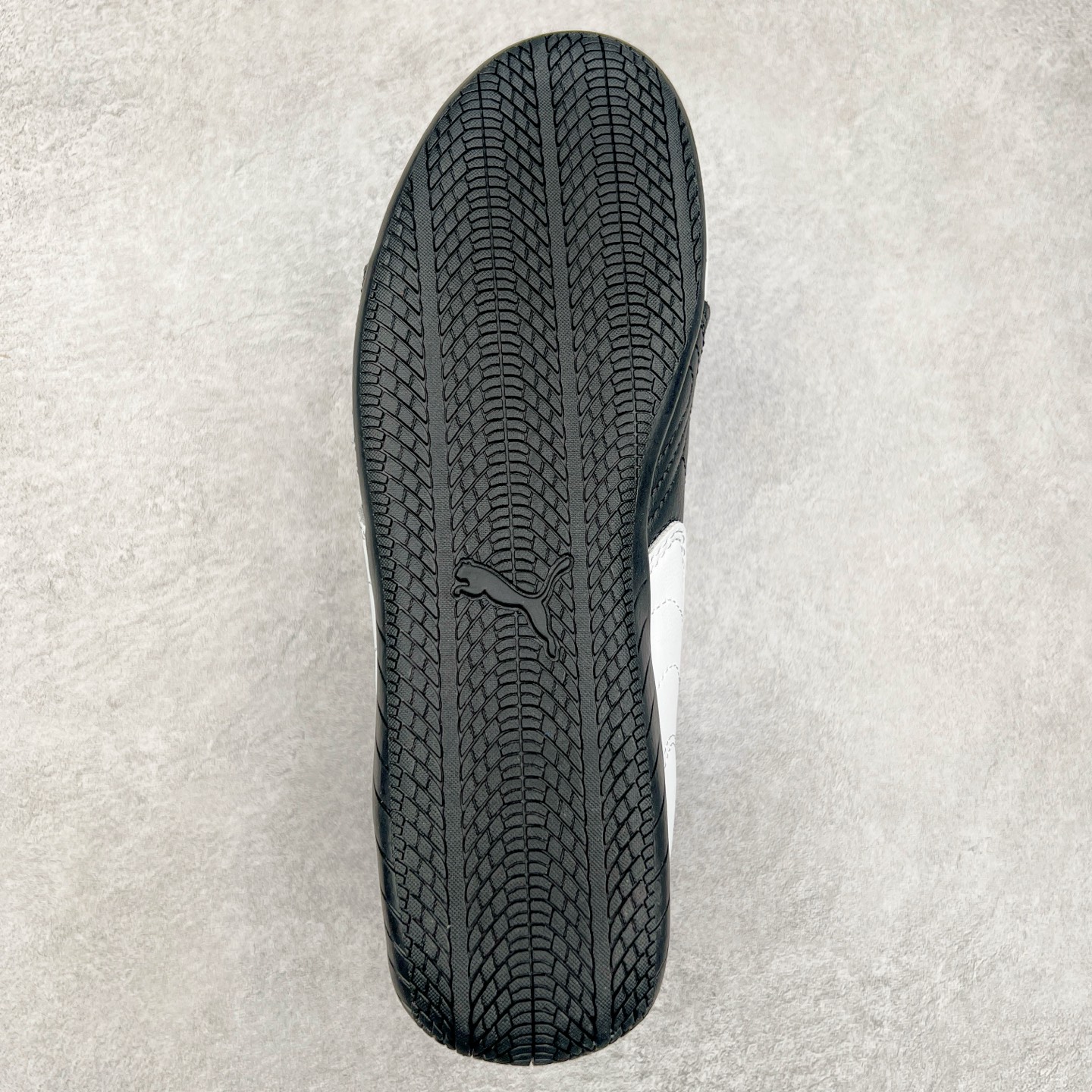 图片[9]-＃特价福利 PUMA Speedca OG 彪马极速赛车系列低帮德训风拼接复古百搭休闲运动赛车鞋 鞋款从80、90年代赛车手所穿的防火赛车鞋为原型，鞋身线条模仿了赛车的流线廓形，体现了空气动力学原理的结构。简约流畅的外观，恰好又和贯穿其中的Formstrip Logo融合恰到好处，视觉上细节丰富且协调。本次Speedcat OG鞋款归来，最大看点自然式保留了窄版鞋型以及薄底构造。这两年各品牌鞋底越做越厚，Speedcat反其道而行之，上脚几乎无鞋底的效果带来耳目一新的视觉体验。鞋面依旧是以质感细腻的麂皮材质打造，并且大面积近乎全包裹的使用，复古味道也愈发浓烈。配色上更是将最原始的黑色和红色带回，向F1赛车队的标志性队服致敬。相信让各位一眼种草的更多是出挑的大红色，上脚即可瞬间点亮整体造型，在以球鞋为核心的OOTD中脱颖而出。而另一款黑色则是低调的万金油，彰显新潮个性的同时又不喧宾夺主，也是热爱简约系穿搭朋友的首选。 尺码：35.5 36 37 37.5 38 38.5 39 40 40.5 41 42 42.5 43 44 44.5 45-选品中心