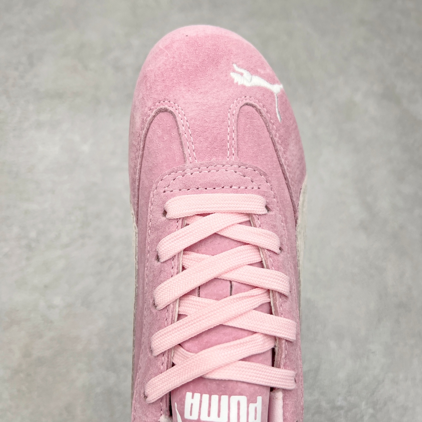 图片[4]-＃特价福利 PUMA Speedca OG 彪马极速赛车系列低帮德训风拼接复古百搭休闲运动赛车鞋 鞋款从80、90年代赛车手所穿的防火赛车鞋为原型，鞋身线条模仿了赛车的流线廓形，体现了空气动力学原理的结构。简约流畅的外观，恰好又和贯穿其中的Formstrip Logo融合恰到好处，视觉上细节丰富且协调。本次Speedcat OG鞋款归来，最大看点自然式保留了窄版鞋型以及薄底构造。这两年各品牌鞋底越做越厚，Speedcat反其道而行之，上脚几乎无鞋底的效果带来耳目一新的视觉体验。鞋面依旧是以质感细腻的麂皮材质打造，并且大面积近乎全包裹的使用，复古味道也愈发浓烈。配色上更是将最原始的黑色和红色带回，向F1赛车队的标志性队服致敬。相信让各位一眼种草的更多是出挑的大红色，上脚即可瞬间点亮整体造型，在以球鞋为核心的OOTD中脱颖而出。而另一款黑色则是低调的万金油，彰显新潮个性的同时又不喧宾夺主，也是热爱简约系穿搭朋友的首选。 尺码：35.5 36 37 37.5 38 38.5 39 40 40.5 41 42 42.5 43 44 44.5 45-选品中心