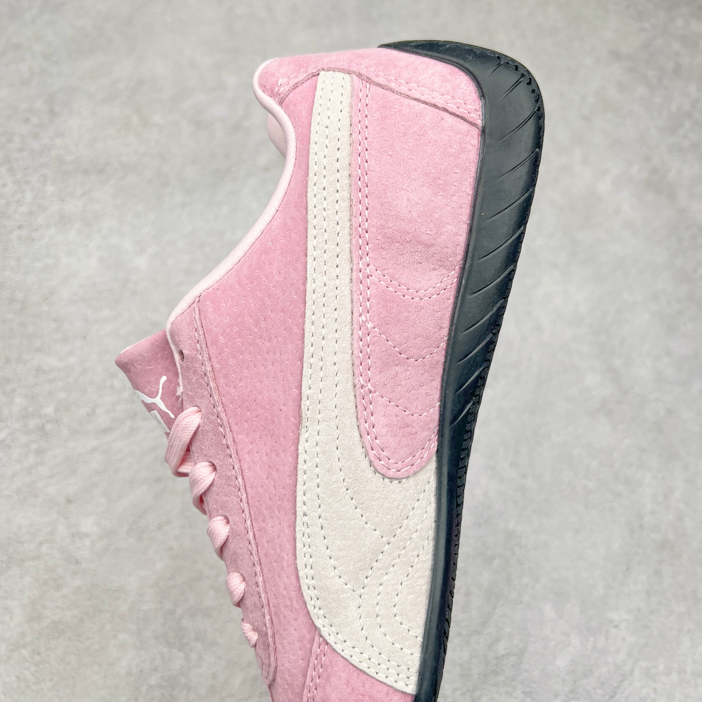 图片[7]-＃特价福利 PUMA Speedca OG 彪马极速赛车系列低帮德训风拼接复古百搭休闲运动赛车鞋 鞋款从80、90年代赛车手所穿的防火赛车鞋为原型，鞋身线条模仿了赛车的流线廓形，体现了空气动力学原理的结构。简约流畅的外观，恰好又和贯穿其中的Formstrip Logo融合恰到好处，视觉上细节丰富且协调。本次Speedcat OG鞋款归来，最大看点自然式保留了窄版鞋型以及薄底构造。这两年各品牌鞋底越做越厚，Speedcat反其道而行之，上脚几乎无鞋底的效果带来耳目一新的视觉体验。鞋面依旧是以质感细腻的麂皮材质打造，并且大面积近乎全包裹的使用，复古味道也愈发浓烈。配色上更是将最原始的黑色和红色带回，向F1赛车队的标志性队服致敬。相信让各位一眼种草的更多是出挑的大红色，上脚即可瞬间点亮整体造型，在以球鞋为核心的OOTD中脱颖而出。而另一款黑色则是低调的万金油，彰显新潮个性的同时又不喧宾夺主，也是热爱简约系穿搭朋友的首选。 尺码：35.5 36 37 37.5 38 38.5 39 40 40.5 41 42 42.5 43 44 44.5 45-选品中心