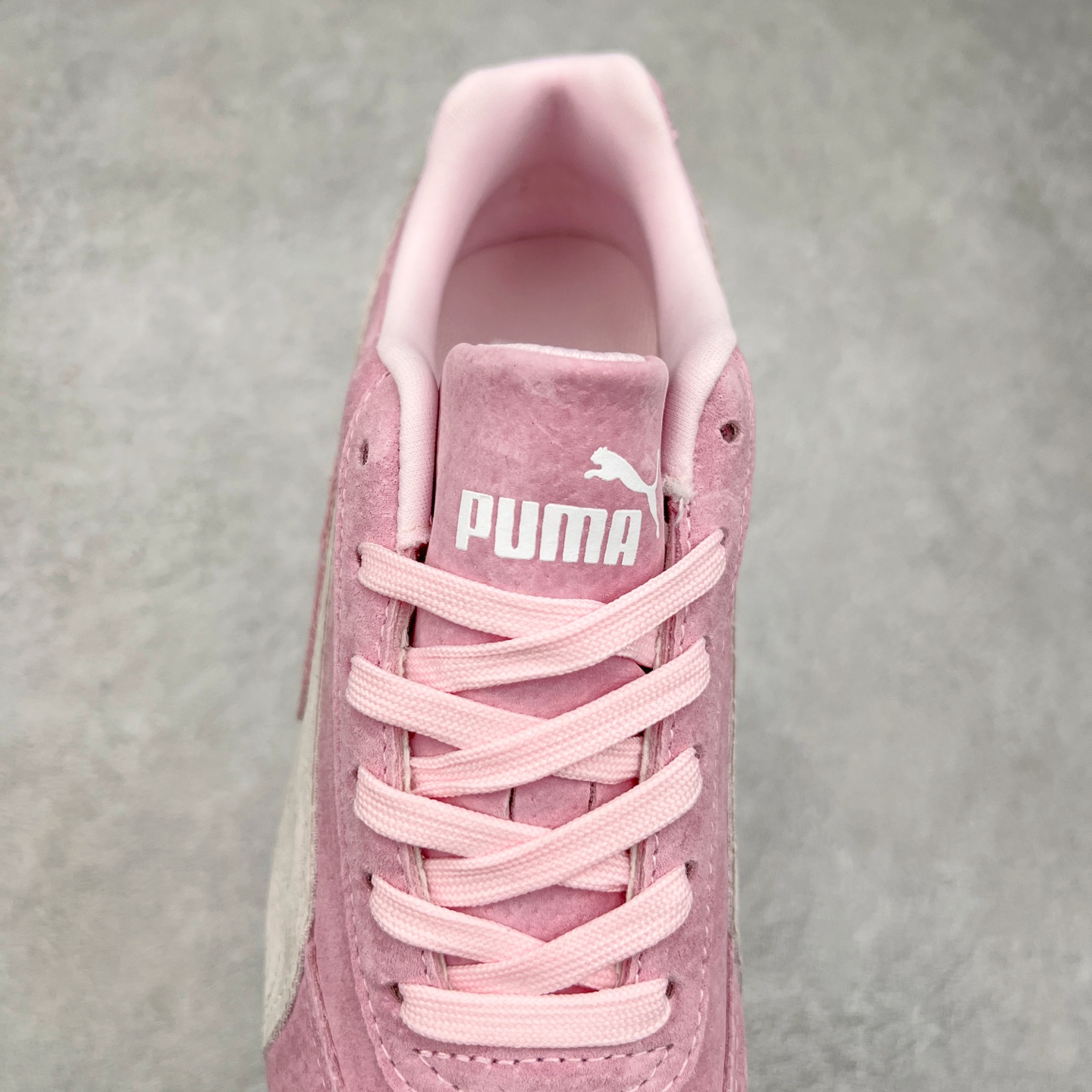图片[5]-＃特价福利 PUMA Speedca OG 彪马极速赛车系列低帮德训风拼接复古百搭休闲运动赛车鞋 鞋款从80、90年代赛车手所穿的防火赛车鞋为原型，鞋身线条模仿了赛车的流线廓形，体现了空气动力学原理的结构。简约流畅的外观，恰好又和贯穿其中的Formstrip Logo融合恰到好处，视觉上细节丰富且协调。本次Speedcat OG鞋款归来，最大看点自然式保留了窄版鞋型以及薄底构造。这两年各品牌鞋底越做越厚，Speedcat反其道而行之，上脚几乎无鞋底的效果带来耳目一新的视觉体验。鞋面依旧是以质感细腻的麂皮材质打造，并且大面积近乎全包裹的使用，复古味道也愈发浓烈。配色上更是将最原始的黑色和红色带回，向F1赛车队的标志性队服致敬。相信让各位一眼种草的更多是出挑的大红色，上脚即可瞬间点亮整体造型，在以球鞋为核心的OOTD中脱颖而出。而另一款黑色则是低调的万金油，彰显新潮个性的同时又不喧宾夺主，也是热爱简约系穿搭朋友的首选。 尺码：35.5 36 37 37.5 38 38.5 39 40 40.5 41 42 42.5 43 44 44.5 45-选品中心