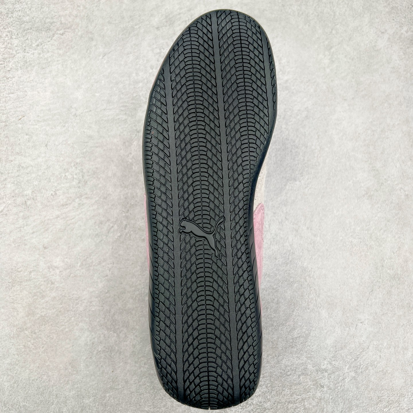 图片[9]-＃特价福利 PUMA Speedca OG 彪马极速赛车系列低帮德训风拼接复古百搭休闲运动赛车鞋 鞋款从80、90年代赛车手所穿的防火赛车鞋为原型，鞋身线条模仿了赛车的流线廓形，体现了空气动力学原理的结构。简约流畅的外观，恰好又和贯穿其中的Formstrip Logo融合恰到好处，视觉上细节丰富且协调。本次Speedcat OG鞋款归来，最大看点自然式保留了窄版鞋型以及薄底构造。这两年各品牌鞋底越做越厚，Speedcat反其道而行之，上脚几乎无鞋底的效果带来耳目一新的视觉体验。鞋面依旧是以质感细腻的麂皮材质打造，并且大面积近乎全包裹的使用，复古味道也愈发浓烈。配色上更是将最原始的黑色和红色带回，向F1赛车队的标志性队服致敬。相信让各位一眼种草的更多是出挑的大红色，上脚即可瞬间点亮整体造型，在以球鞋为核心的OOTD中脱颖而出。而另一款黑色则是低调的万金油，彰显新潮个性的同时又不喧宾夺主，也是热爱简约系穿搭朋友的首选。 尺码：35.5 36 37 37.5 38 38.5 39 40 40.5 41 42 42.5 43 44 44.5 45-选品中心