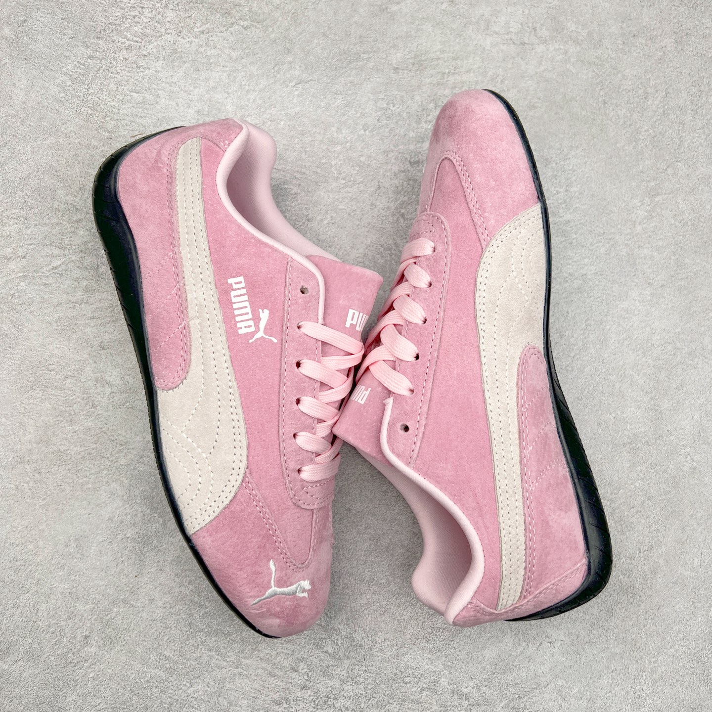 图片[3]-＃特价福利 PUMA Speedca OG 彪马极速赛车系列低帮德训风拼接复古百搭休闲运动赛车鞋 鞋款从80、90年代赛车手所穿的防火赛车鞋为原型，鞋身线条模仿了赛车的流线廓形，体现了空气动力学原理的结构。简约流畅的外观，恰好又和贯穿其中的Formstrip Logo融合恰到好处，视觉上细节丰富且协调。本次Speedcat OG鞋款归来，最大看点自然式保留了窄版鞋型以及薄底构造。这两年各品牌鞋底越做越厚，Speedcat反其道而行之，上脚几乎无鞋底的效果带来耳目一新的视觉体验。鞋面依旧是以质感细腻的麂皮材质打造，并且大面积近乎全包裹的使用，复古味道也愈发浓烈。配色上更是将最原始的黑色和红色带回，向F1赛车队的标志性队服致敬。相信让各位一眼种草的更多是出挑的大红色，上脚即可瞬间点亮整体造型，在以球鞋为核心的OOTD中脱颖而出。而另一款黑色则是低调的万金油，彰显新潮个性的同时又不喧宾夺主，也是热爱简约系穿搭朋友的首选。 尺码：35.5 36 37 37.5 38 38.5 39 40 40.5 41 42 42.5 43 44 44.5 45-选品中心