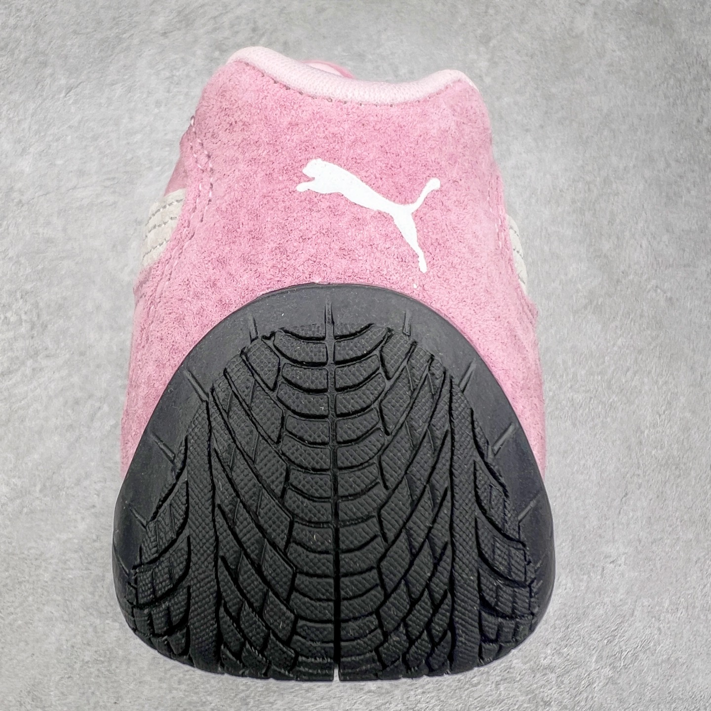 图片[8]-＃特价福利 PUMA Speedca OG 彪马极速赛车系列低帮德训风拼接复古百搭休闲运动赛车鞋 鞋款从80、90年代赛车手所穿的防火赛车鞋为原型，鞋身线条模仿了赛车的流线廓形，体现了空气动力学原理的结构。简约流畅的外观，恰好又和贯穿其中的Formstrip Logo融合恰到好处，视觉上细节丰富且协调。本次Speedcat OG鞋款归来，最大看点自然式保留了窄版鞋型以及薄底构造。这两年各品牌鞋底越做越厚，Speedcat反其道而行之，上脚几乎无鞋底的效果带来耳目一新的视觉体验。鞋面依旧是以质感细腻的麂皮材质打造，并且大面积近乎全包裹的使用，复古味道也愈发浓烈。配色上更是将最原始的黑色和红色带回，向F1赛车队的标志性队服致敬。相信让各位一眼种草的更多是出挑的大红色，上脚即可瞬间点亮整体造型，在以球鞋为核心的OOTD中脱颖而出。而另一款黑色则是低调的万金油，彰显新潮个性的同时又不喧宾夺主，也是热爱简约系穿搭朋友的首选。 尺码：35.5 36 37 37.5 38 38.5 39 40 40.5 41 42 42.5 43 44 44.5 45-选品中心