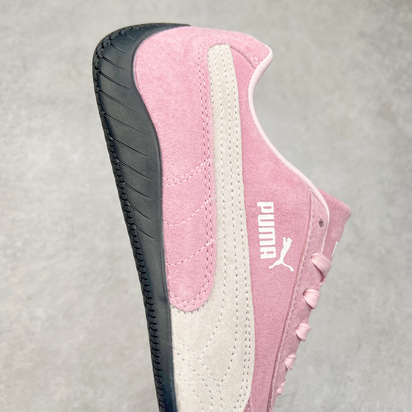 图片[6]-＃特价福利 PUMA Speedca OG 彪马极速赛车系列低帮德训风拼接复古百搭休闲运动赛车鞋 鞋款从80、90年代赛车手所穿的防火赛车鞋为原型，鞋身线条模仿了赛车的流线廓形，体现了空气动力学原理的结构。简约流畅的外观，恰好又和贯穿其中的Formstrip Logo融合恰到好处，视觉上细节丰富且协调。本次Speedcat OG鞋款归来，最大看点自然式保留了窄版鞋型以及薄底构造。这两年各品牌鞋底越做越厚，Speedcat反其道而行之，上脚几乎无鞋底的效果带来耳目一新的视觉体验。鞋面依旧是以质感细腻的麂皮材质打造，并且大面积近乎全包裹的使用，复古味道也愈发浓烈。配色上更是将最原始的黑色和红色带回，向F1赛车队的标志性队服致敬。相信让各位一眼种草的更多是出挑的大红色，上脚即可瞬间点亮整体造型，在以球鞋为核心的OOTD中脱颖而出。而另一款黑色则是低调的万金油，彰显新潮个性的同时又不喧宾夺主，也是热爱简约系穿搭朋友的首选。 尺码：35.5 36 37 37.5 38 38.5 39 40 40.5 41 42 42.5 43 44 44.5 45-选品中心