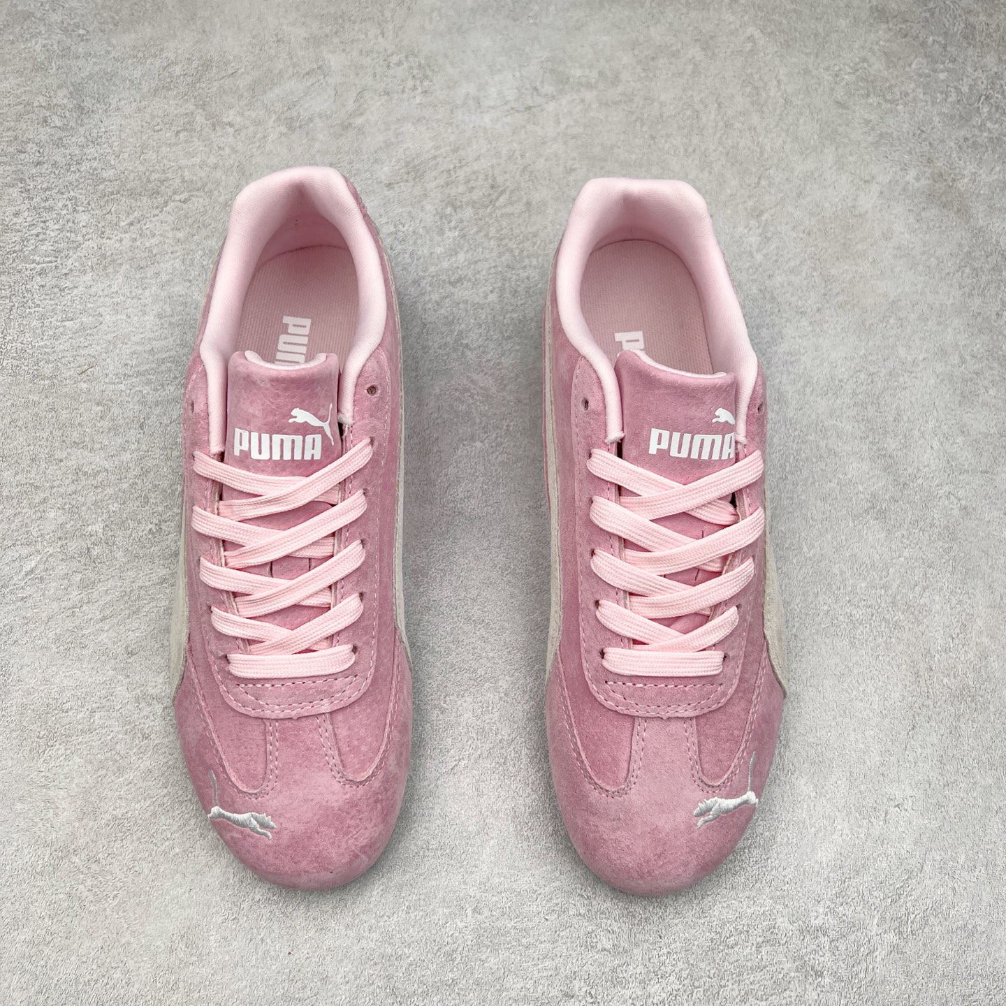 图片[2]-＃特价福利 PUMA Speedca OG 彪马极速赛车系列低帮德训风拼接复古百搭休闲运动赛车鞋 鞋款从80、90年代赛车手所穿的防火赛车鞋为原型，鞋身线条模仿了赛车的流线廓形，体现了空气动力学原理的结构。简约流畅的外观，恰好又和贯穿其中的Formstrip Logo融合恰到好处，视觉上细节丰富且协调。本次Speedcat OG鞋款归来，最大看点自然式保留了窄版鞋型以及薄底构造。这两年各品牌鞋底越做越厚，Speedcat反其道而行之，上脚几乎无鞋底的效果带来耳目一新的视觉体验。鞋面依旧是以质感细腻的麂皮材质打造，并且大面积近乎全包裹的使用，复古味道也愈发浓烈。配色上更是将最原始的黑色和红色带回，向F1赛车队的标志性队服致敬。相信让各位一眼种草的更多是出挑的大红色，上脚即可瞬间点亮整体造型，在以球鞋为核心的OOTD中脱颖而出。而另一款黑色则是低调的万金油，彰显新潮个性的同时又不喧宾夺主，也是热爱简约系穿搭朋友的首选。 尺码：35.5 36 37 37.5 38 38.5 39 40 40.5 41 42 42.5 43 44 44.5 45-选品中心