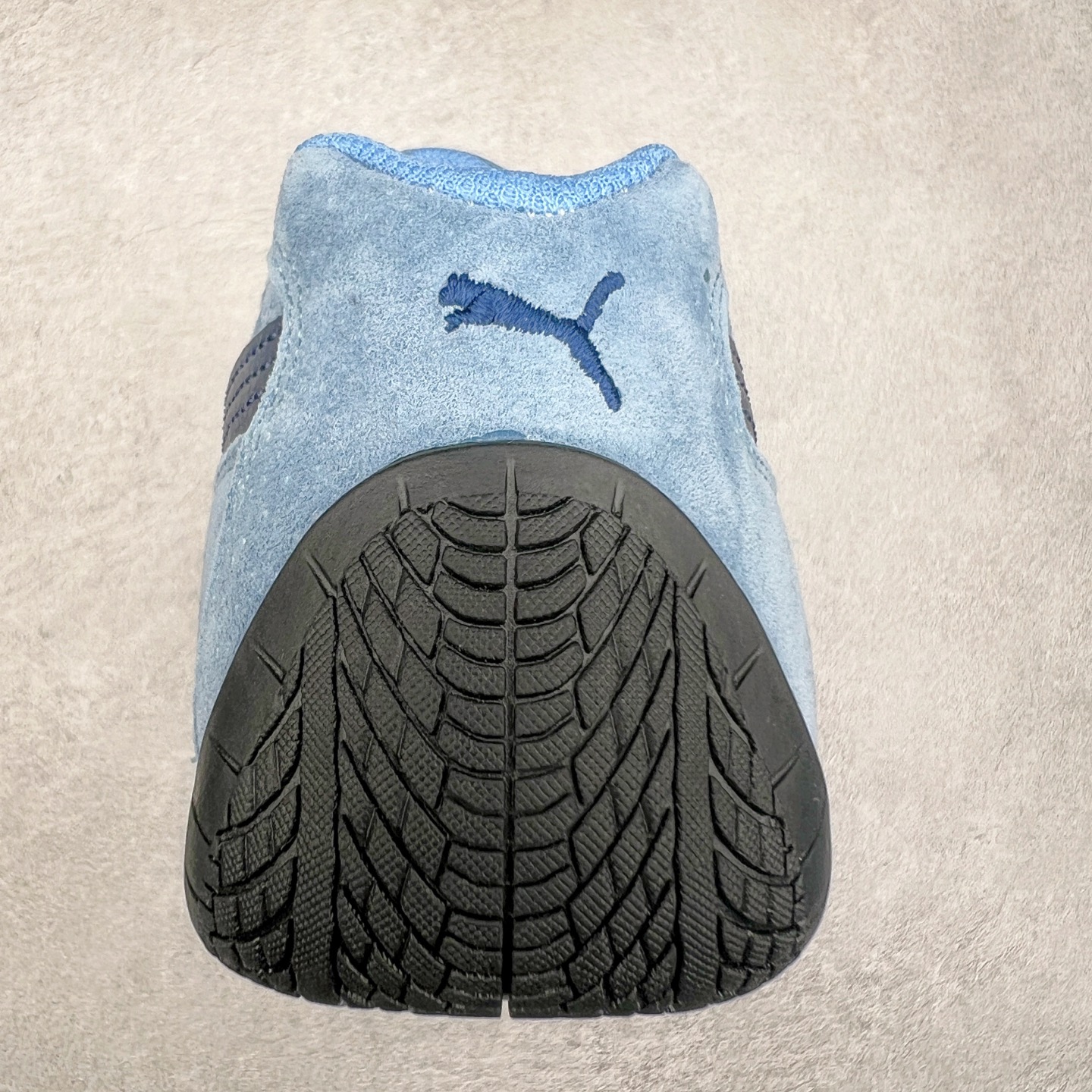 图片[8]-＃特价福利 PUMA Speedca OG 彪马极速赛车系列低帮德训风拼接复古百搭休闲运动赛车鞋 鞋款从80、90年代赛车手所穿的防火赛车鞋为原型，鞋身线条模仿了赛车的流线廓形，体现了空气动力学原理的结构。简约流畅的外观，恰好又和贯穿其中的Formstrip Logo融合恰到好处，视觉上细节丰富且协调。本次Speedcat OG鞋款归来，最大看点自然式保留了窄版鞋型以及薄底构造。这两年各品牌鞋底越做越厚，Speedcat反其道而行之，上脚几乎无鞋底的效果带来耳目一新的视觉体验。鞋面依旧是以质感细腻的麂皮材质打造，并且大面积近乎全包裹的使用，复古味道也愈发浓烈。配色上更是将最原始的黑色和红色带回，向F1赛车队的标志性队服致敬。相信让各位一眼种草的更多是出挑的大红色，上脚即可瞬间点亮整体造型，在以球鞋为核心的OOTD中脱颖而出。而另一款黑色则是低调的万金油，彰显新潮个性的同时又不喧宾夺主，也是热爱简约系穿搭朋友的首选。 尺码：35.5 36 37 37.5 38 38.5 39 40 40.5 41 42 42.5 43 44 44.5 45-选品中心