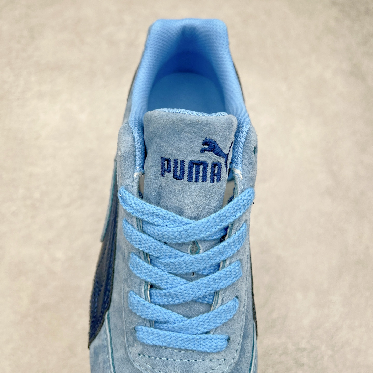 图片[5]-＃特价福利 PUMA Speedca OG 彪马极速赛车系列低帮德训风拼接复古百搭休闲运动赛车鞋 鞋款从80、90年代赛车手所穿的防火赛车鞋为原型，鞋身线条模仿了赛车的流线廓形，体现了空气动力学原理的结构。简约流畅的外观，恰好又和贯穿其中的Formstrip Logo融合恰到好处，视觉上细节丰富且协调。本次Speedcat OG鞋款归来，最大看点自然式保留了窄版鞋型以及薄底构造。这两年各品牌鞋底越做越厚，Speedcat反其道而行之，上脚几乎无鞋底的效果带来耳目一新的视觉体验。鞋面依旧是以质感细腻的麂皮材质打造，并且大面积近乎全包裹的使用，复古味道也愈发浓烈。配色上更是将最原始的黑色和红色带回，向F1赛车队的标志性队服致敬。相信让各位一眼种草的更多是出挑的大红色，上脚即可瞬间点亮整体造型，在以球鞋为核心的OOTD中脱颖而出。而另一款黑色则是低调的万金油，彰显新潮个性的同时又不喧宾夺主，也是热爱简约系穿搭朋友的首选。 尺码：35.5 36 37 37.5 38 38.5 39 40 40.5 41 42 42.5 43 44 44.5 45-选品中心