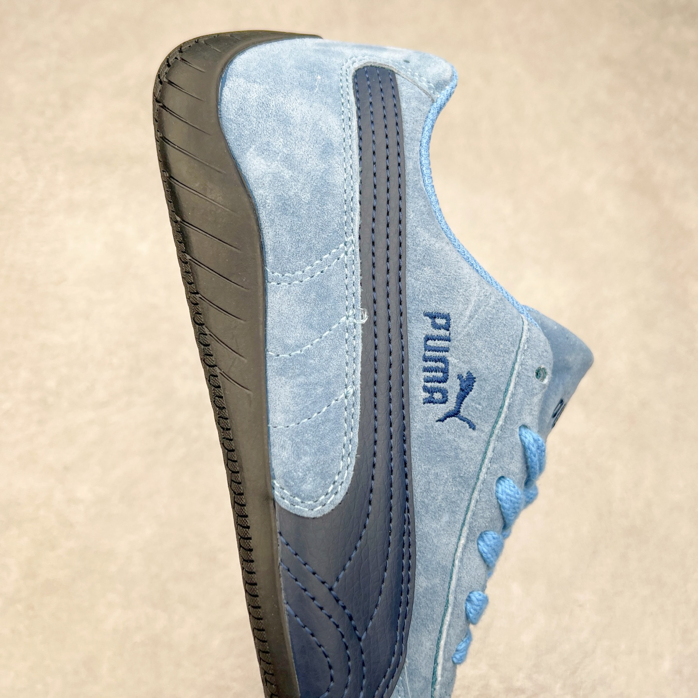 图片[6]-＃特价福利 PUMA Speedca OG 彪马极速赛车系列低帮德训风拼接复古百搭休闲运动赛车鞋 鞋款从80、90年代赛车手所穿的防火赛车鞋为原型，鞋身线条模仿了赛车的流线廓形，体现了空气动力学原理的结构。简约流畅的外观，恰好又和贯穿其中的Formstrip Logo融合恰到好处，视觉上细节丰富且协调。本次Speedcat OG鞋款归来，最大看点自然式保留了窄版鞋型以及薄底构造。这两年各品牌鞋底越做越厚，Speedcat反其道而行之，上脚几乎无鞋底的效果带来耳目一新的视觉体验。鞋面依旧是以质感细腻的麂皮材质打造，并且大面积近乎全包裹的使用，复古味道也愈发浓烈。配色上更是将最原始的黑色和红色带回，向F1赛车队的标志性队服致敬。相信让各位一眼种草的更多是出挑的大红色，上脚即可瞬间点亮整体造型，在以球鞋为核心的OOTD中脱颖而出。而另一款黑色则是低调的万金油，彰显新潮个性的同时又不喧宾夺主，也是热爱简约系穿搭朋友的首选。 尺码：35.5 36 37 37.5 38 38.5 39 40 40.5 41 42 42.5 43 44 44.5 45-选品中心