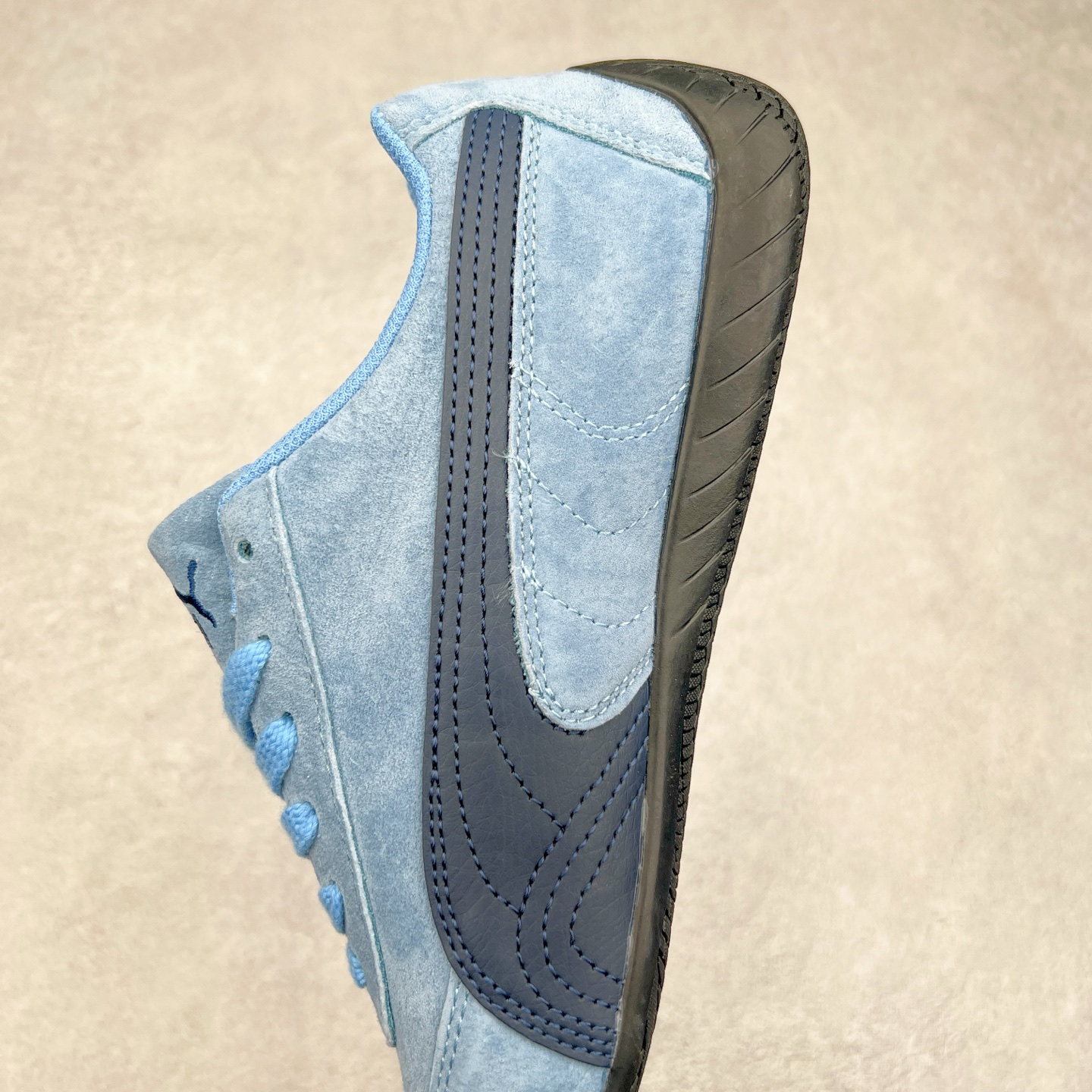 图片[7]-＃特价福利 PUMA Speedca OG 彪马极速赛车系列低帮德训风拼接复古百搭休闲运动赛车鞋 鞋款从80、90年代赛车手所穿的防火赛车鞋为原型，鞋身线条模仿了赛车的流线廓形，体现了空气动力学原理的结构。简约流畅的外观，恰好又和贯穿其中的Formstrip Logo融合恰到好处，视觉上细节丰富且协调。本次Speedcat OG鞋款归来，最大看点自然式保留了窄版鞋型以及薄底构造。这两年各品牌鞋底越做越厚，Speedcat反其道而行之，上脚几乎无鞋底的效果带来耳目一新的视觉体验。鞋面依旧是以质感细腻的麂皮材质打造，并且大面积近乎全包裹的使用，复古味道也愈发浓烈。配色上更是将最原始的黑色和红色带回，向F1赛车队的标志性队服致敬。相信让各位一眼种草的更多是出挑的大红色，上脚即可瞬间点亮整体造型，在以球鞋为核心的OOTD中脱颖而出。而另一款黑色则是低调的万金油，彰显新潮个性的同时又不喧宾夺主，也是热爱简约系穿搭朋友的首选。 尺码：35.5 36 37 37.5 38 38.5 39 40 40.5 41 42 42.5 43 44 44.5 45-选品中心