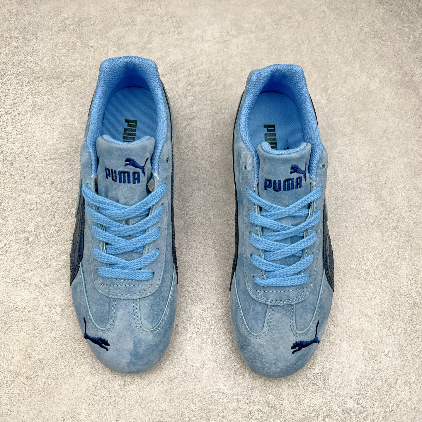 图片[2]-＃特价福利 PUMA Speedca OG 彪马极速赛车系列低帮德训风拼接复古百搭休闲运动赛车鞋 鞋款从80、90年代赛车手所穿的防火赛车鞋为原型，鞋身线条模仿了赛车的流线廓形，体现了空气动力学原理的结构。简约流畅的外观，恰好又和贯穿其中的Formstrip Logo融合恰到好处，视觉上细节丰富且协调。本次Speedcat OG鞋款归来，最大看点自然式保留了窄版鞋型以及薄底构造。这两年各品牌鞋底越做越厚，Speedcat反其道而行之，上脚几乎无鞋底的效果带来耳目一新的视觉体验。鞋面依旧是以质感细腻的麂皮材质打造，并且大面积近乎全包裹的使用，复古味道也愈发浓烈。配色上更是将最原始的黑色和红色带回，向F1赛车队的标志性队服致敬。相信让各位一眼种草的更多是出挑的大红色，上脚即可瞬间点亮整体造型，在以球鞋为核心的OOTD中脱颖而出。而另一款黑色则是低调的万金油，彰显新潮个性的同时又不喧宾夺主，也是热爱简约系穿搭朋友的首选。 尺码：35.5 36 37 37.5 38 38.5 39 40 40.5 41 42 42.5 43 44 44.5 45-选品中心