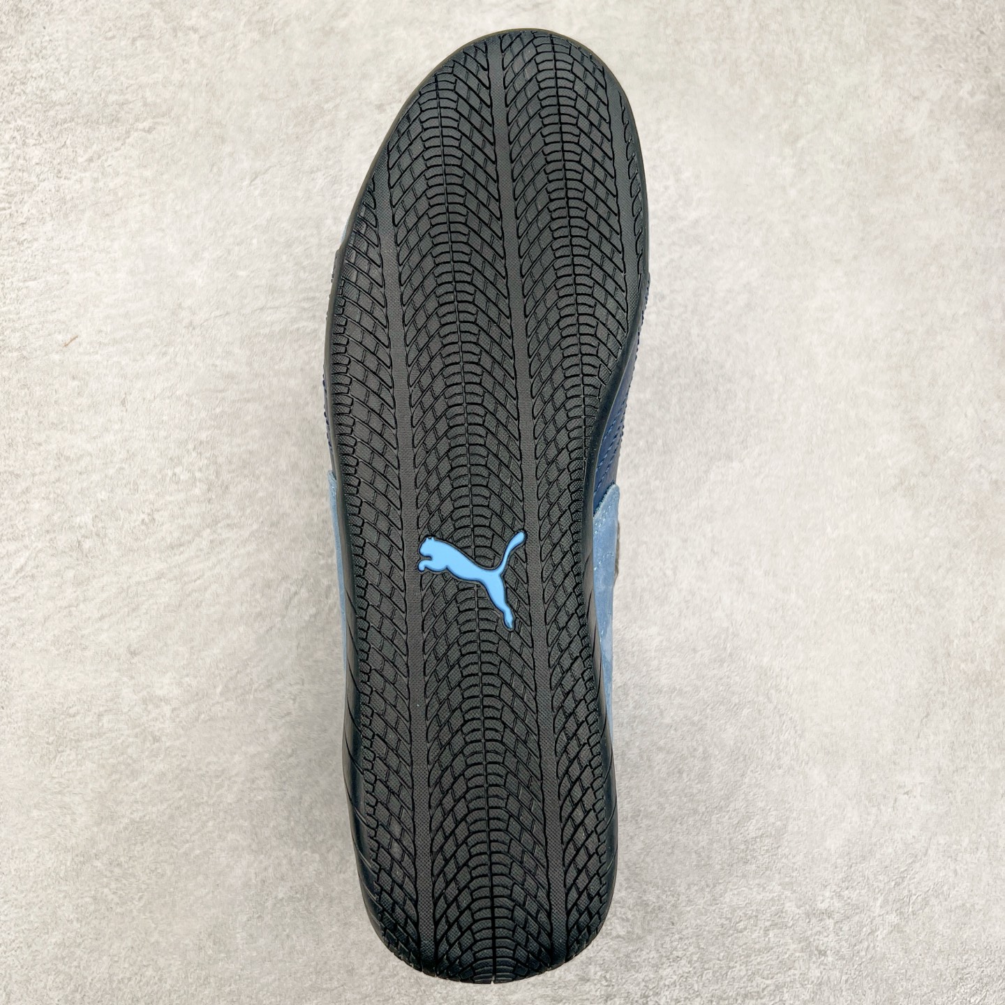 图片[9]-＃特价福利 PUMA Speedca OG 彪马极速赛车系列低帮德训风拼接复古百搭休闲运动赛车鞋 鞋款从80、90年代赛车手所穿的防火赛车鞋为原型，鞋身线条模仿了赛车的流线廓形，体现了空气动力学原理的结构。简约流畅的外观，恰好又和贯穿其中的Formstrip Logo融合恰到好处，视觉上细节丰富且协调。本次Speedcat OG鞋款归来，最大看点自然式保留了窄版鞋型以及薄底构造。这两年各品牌鞋底越做越厚，Speedcat反其道而行之，上脚几乎无鞋底的效果带来耳目一新的视觉体验。鞋面依旧是以质感细腻的麂皮材质打造，并且大面积近乎全包裹的使用，复古味道也愈发浓烈。配色上更是将最原始的黑色和红色带回，向F1赛车队的标志性队服致敬。相信让各位一眼种草的更多是出挑的大红色，上脚即可瞬间点亮整体造型，在以球鞋为核心的OOTD中脱颖而出。而另一款黑色则是低调的万金油，彰显新潮个性的同时又不喧宾夺主，也是热爱简约系穿搭朋友的首选。 尺码：35.5 36 37 37.5 38 38.5 39 40 40.5 41 42 42.5 43 44 44.5 45-选品中心